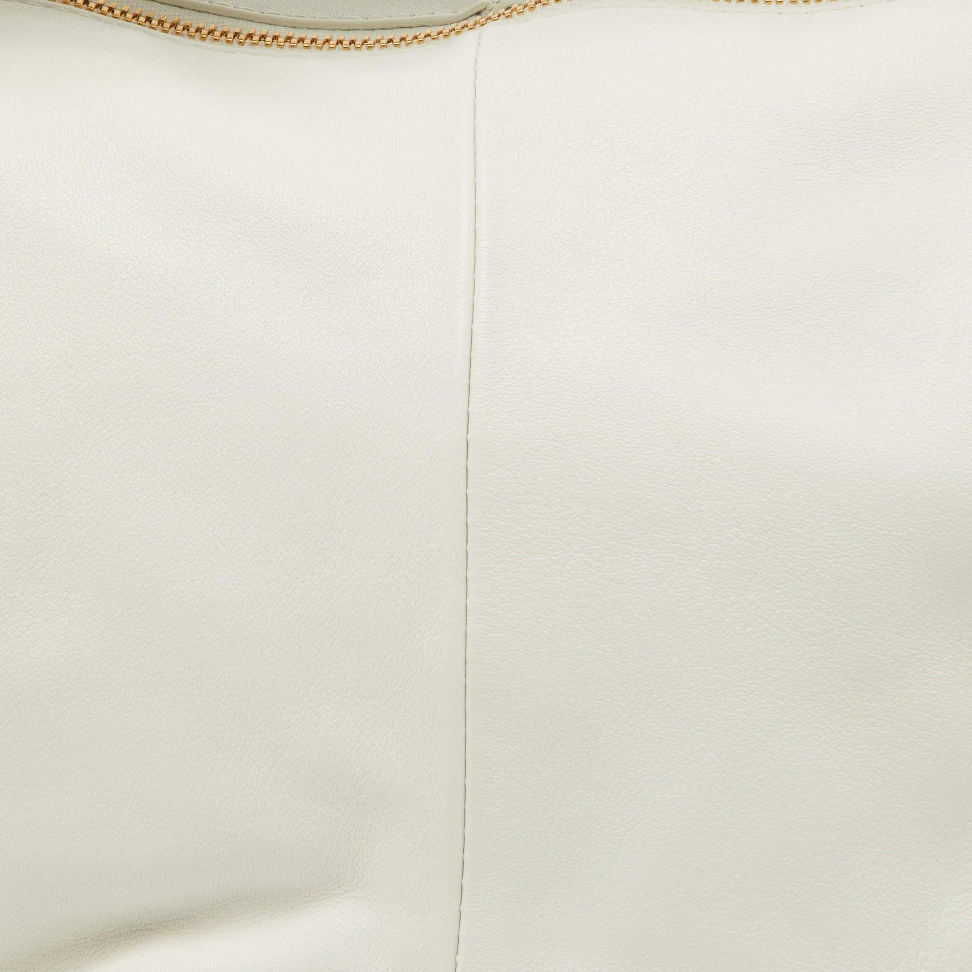 Bottega Veneta Weißes Mini-Doppelknoten-Hobo aus Leder im Angebot 6