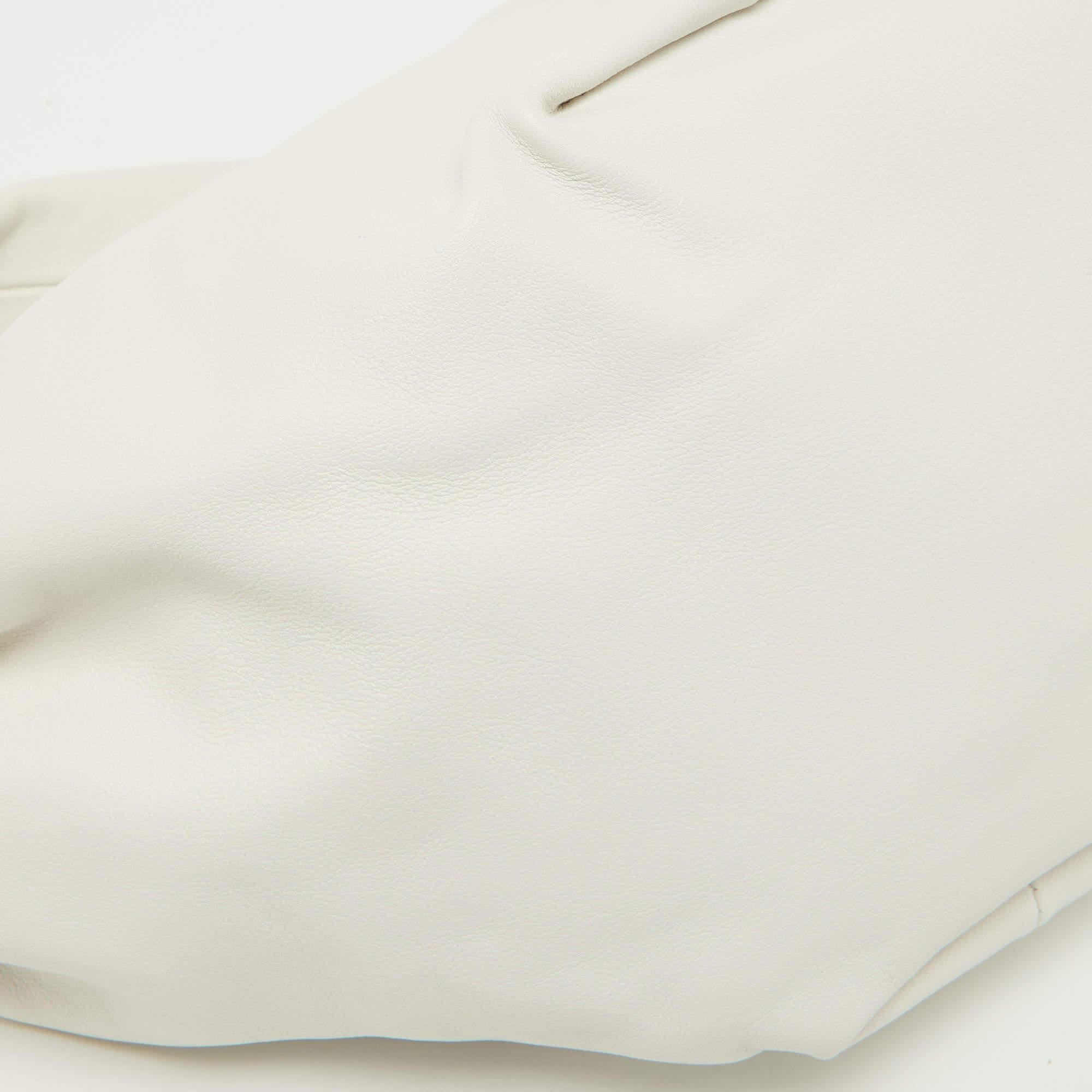 Bottega Veneta Weißes Mini-Doppelknoten-Hobo aus Leder im Zustand „Hervorragend“ im Angebot in Dubai, Al Qouz 2