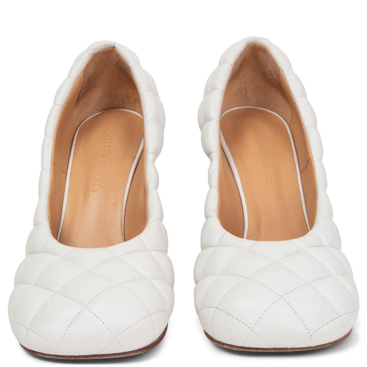 100% authentic Bottega Veneta Padded Bloc pumps are rendered in white quilted leather that’s a play on the house’s signature Intrecciato weave – a hallmark since the 1960s. They feature a square-toe silhouette that rests on a high heel for an