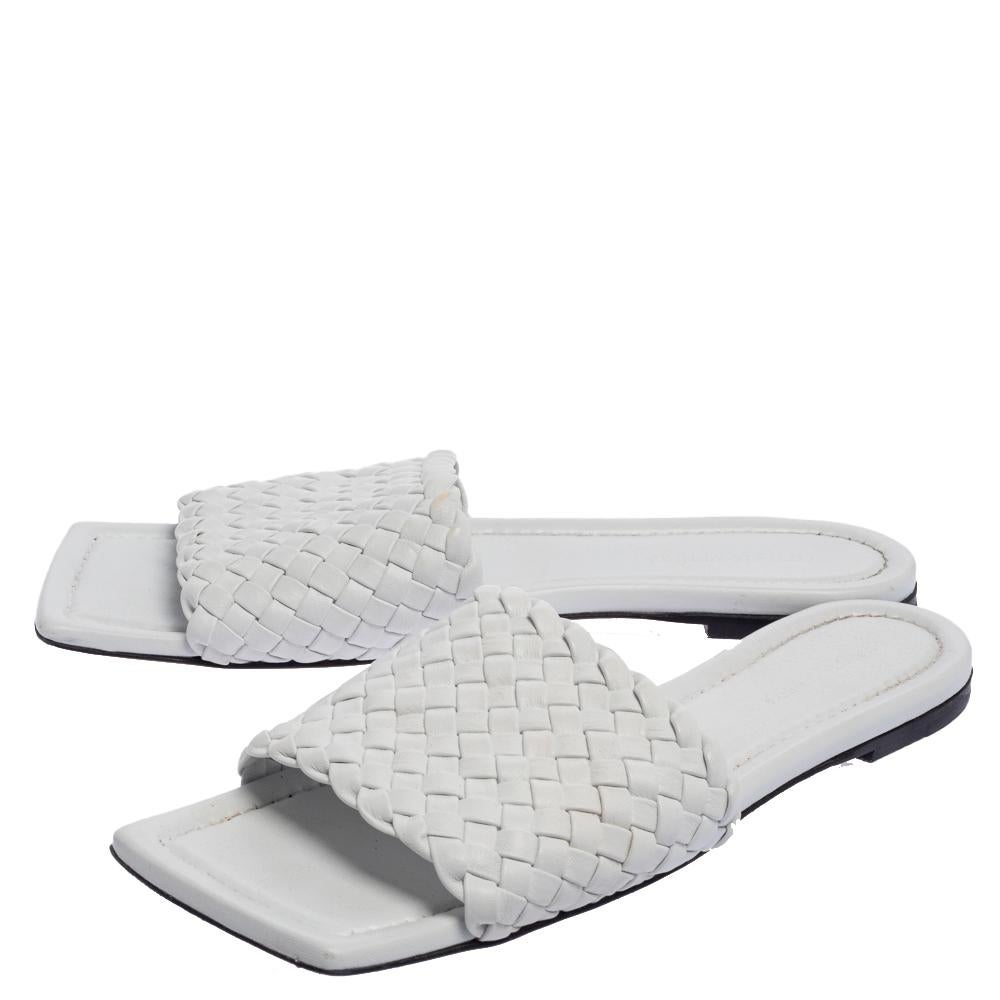 Bottega Veneta White Leather Slide Sandals Size 40.5 In Good Condition In Dubai, Al Qouz 2