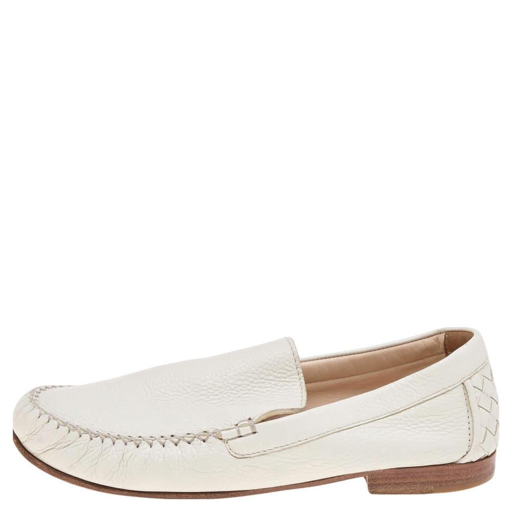 If you are on the lookout for a pair of snug shoes, this Bottega Veneta creation is the answer. Crafted from leather and designed into a lovely shape, this pair of loafers brings a blend of luxury and comfort. They feature bows on the Intrecciato