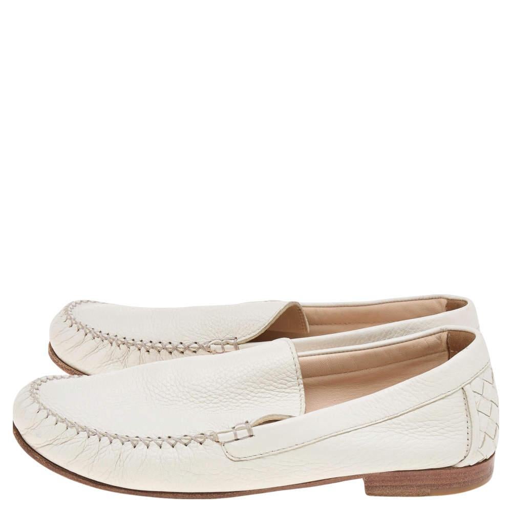 Bottega Veneta White Leather Slip On Loafers Size 39 In Good Condition For Sale In Dubai, Al Qouz 2