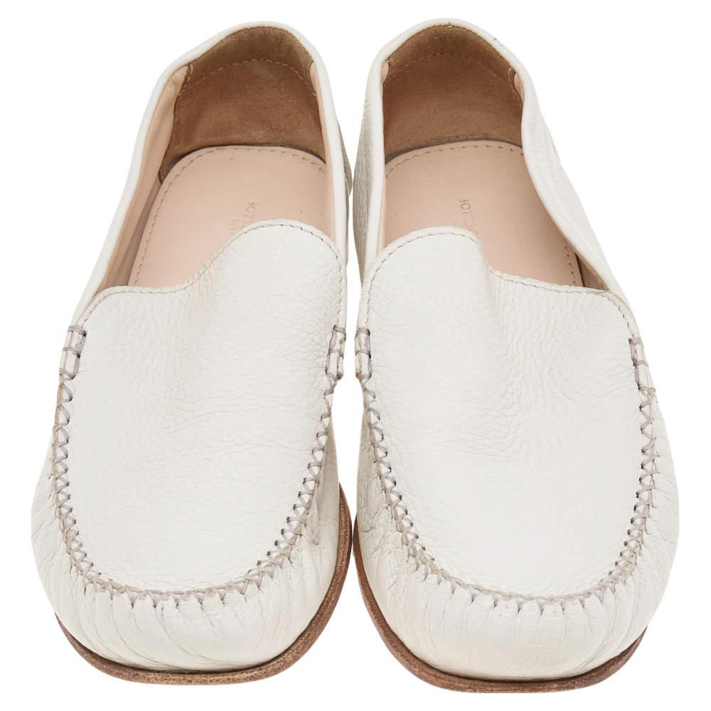 Bottega Veneta Slip On Loafers aus weißem Leder, Größe 39 Damen im Angebot