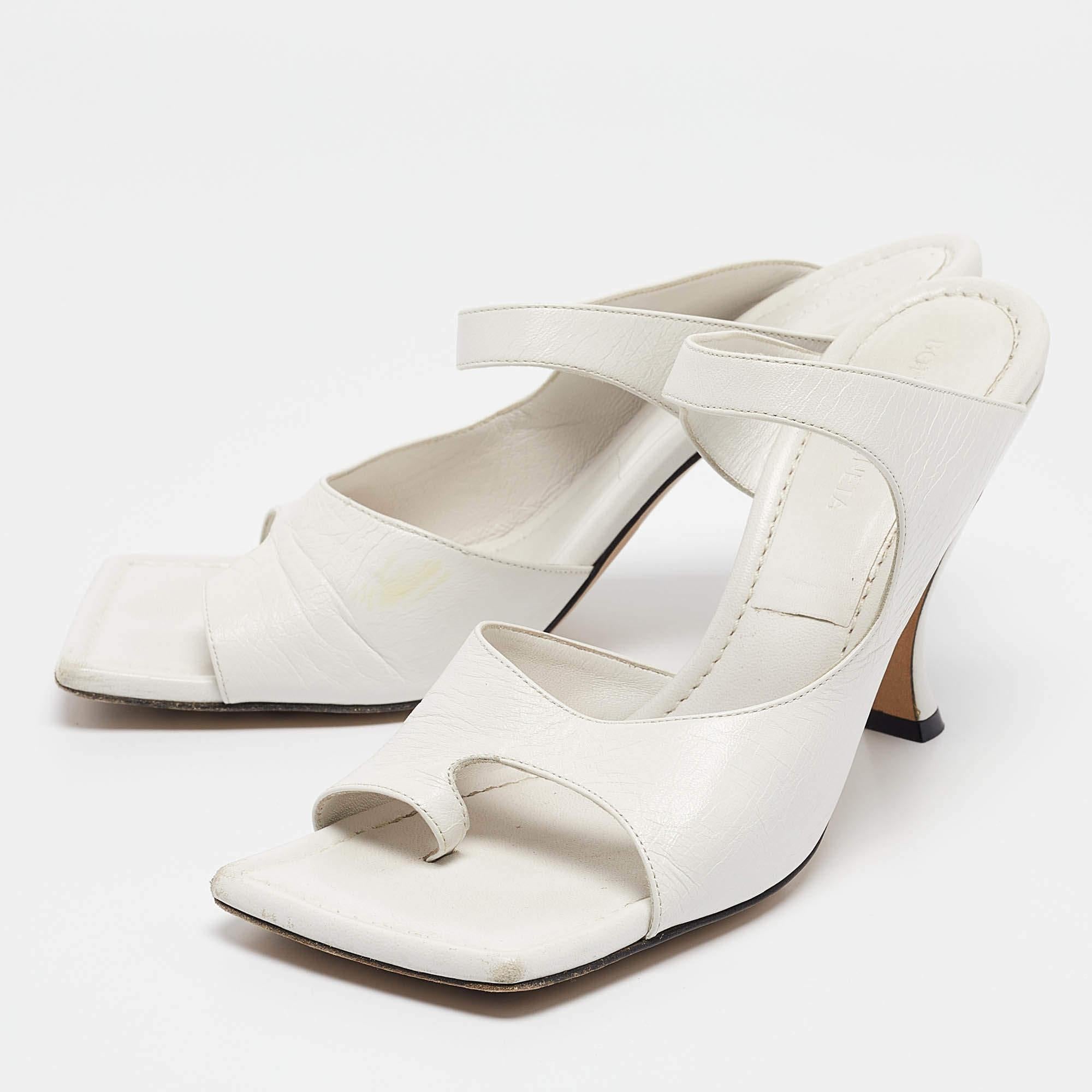 Ces sandales encadreront vos pieds de manière élégante. Fabriqué à partir de matériaux de qualité  ils affichent un design élégant et des semelles intérieures confortables.
