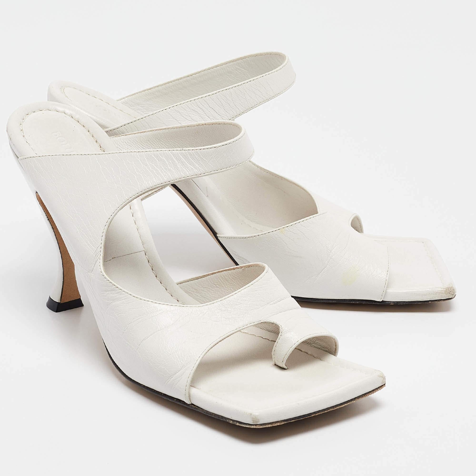 Bottega Veneta - Sandales en cuir blanc à bouts carrés - Slide - Taille 40 État moyen à Dubai, Al Qouz 2