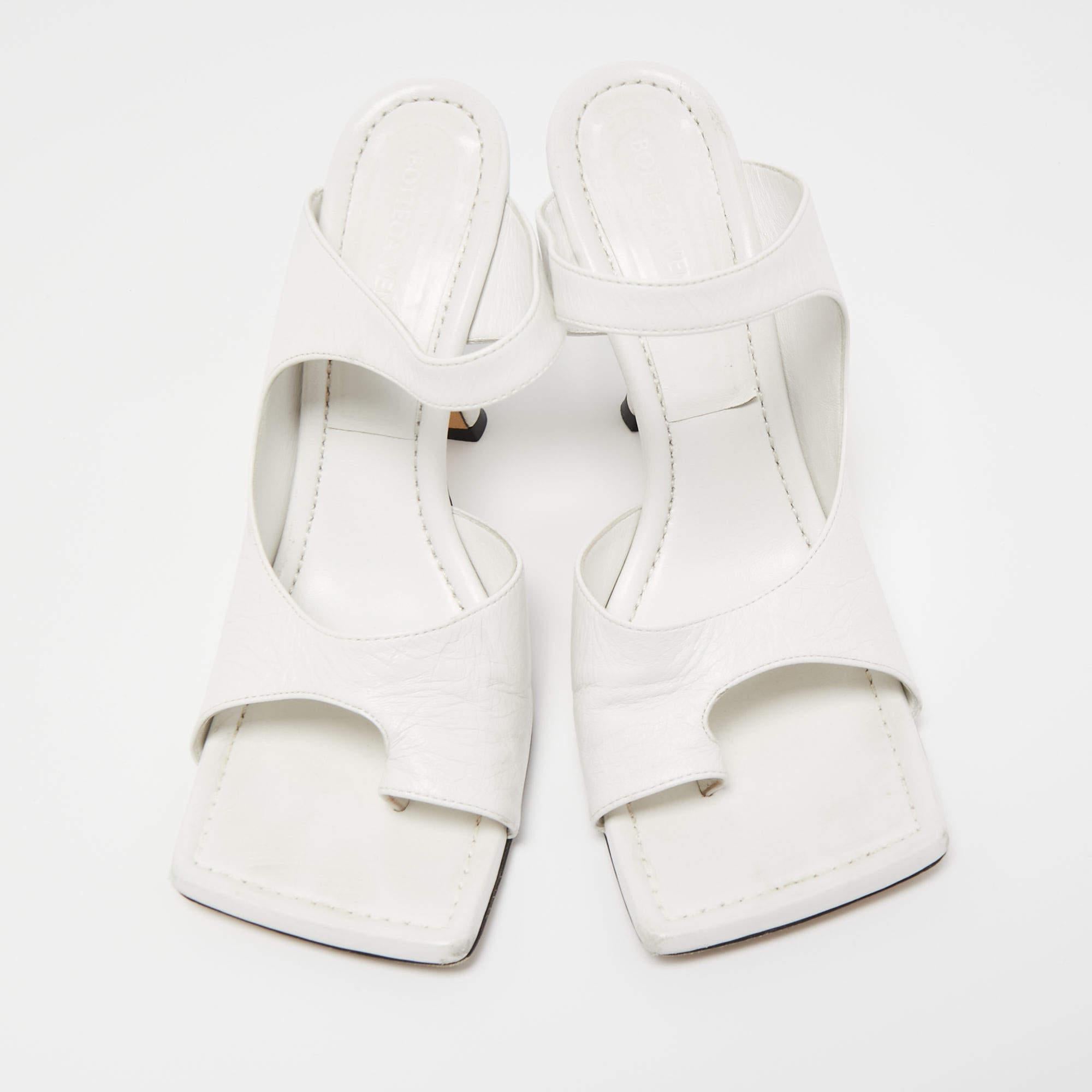 Bottega Veneta White Leather Square Toe Slides Size 38.5 In Good Condition In Dubai, Al Qouz 2