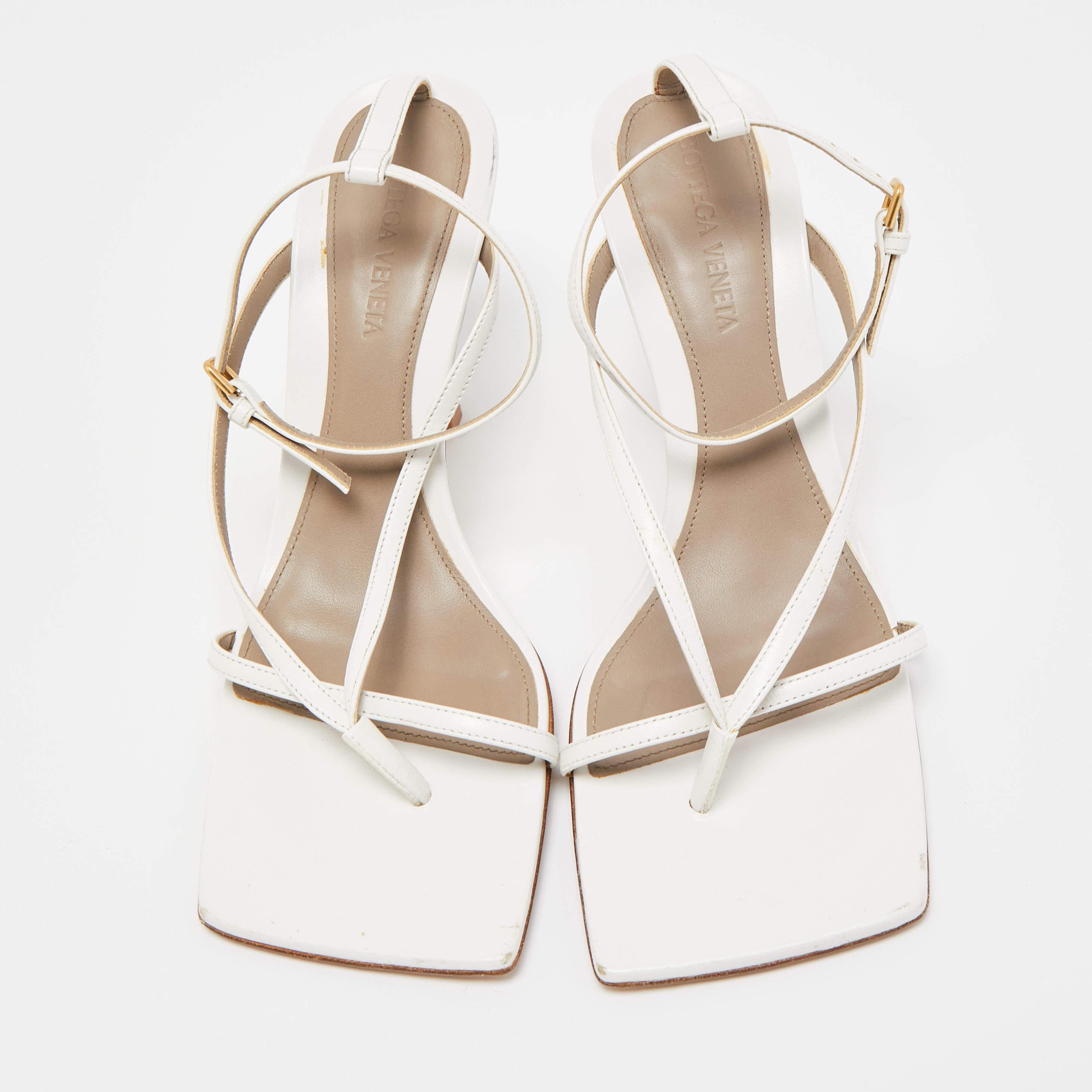 Bottega Veneta White Leather Stretch Ankle Strap Sandals In Good Condition In Dubai, Al Qouz 2