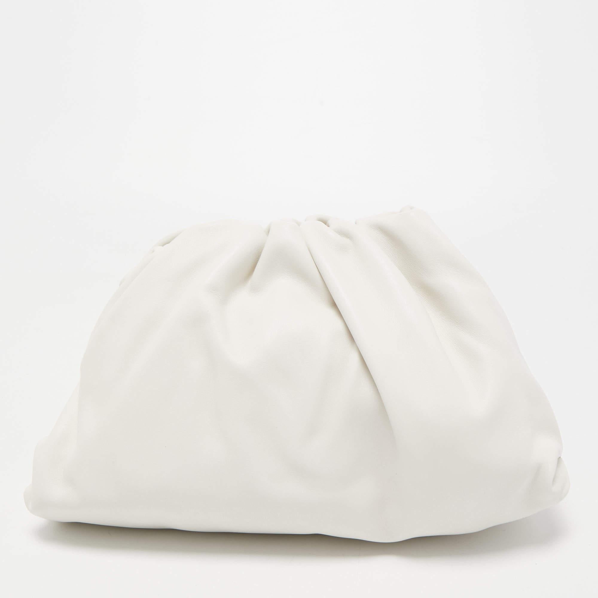 Un sac qui a pris d'assaut le monde de la mode, la pochette The Pouch de Bottega Veneta reflète les choix de style distinctifs de Daniel Lee. Cette version est habilement fabriquée en cuir dans une silhouette déstructurée qui offre beaucoup