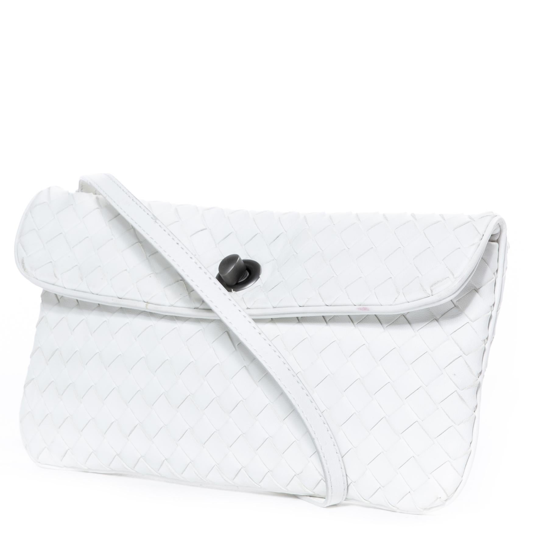 Very good preloved condition

Bottega Veneta White Nappa Leather Crossbody Bag

This bag is styled in a white nappa leather and featured in Bottega's signature woven leather. 
The crossbody opens with a silver-toned turn lock. 
