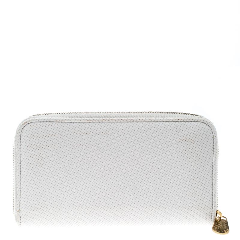 How lovely is this Bottega Veneta wallet! Every accent on it is appealing and high in style, like the Intrecciato zipper, the white Nappa leather exterior and the zip around that reveals multiple slots and a zippered compartment.

Includes: Original