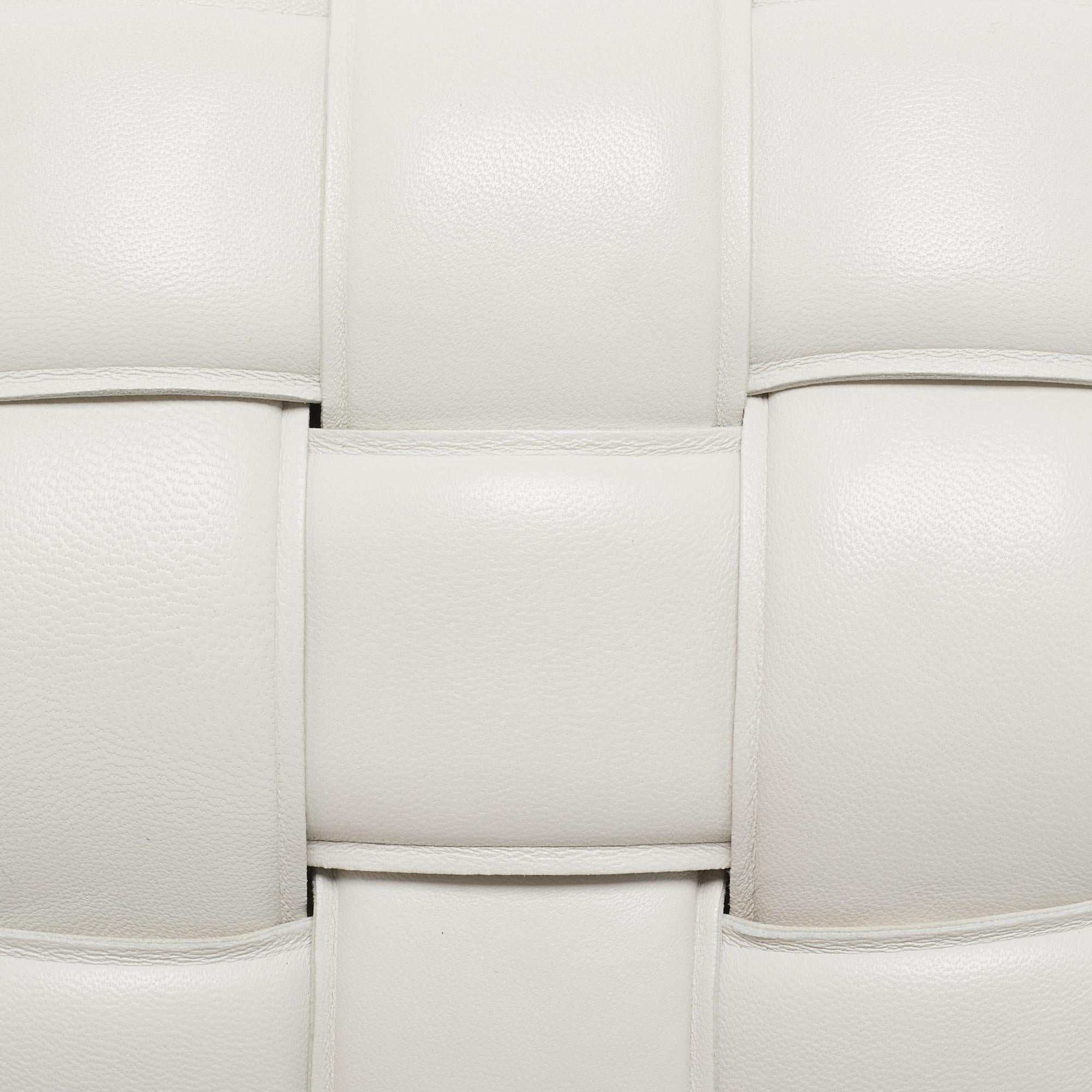 Bottega Veneta Cassette Umhängetasche aus weißem gepolstertem Leder mit Nieten im Angebot 5