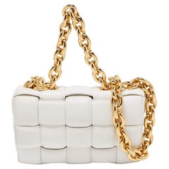 Bottega Veneta White Padded Leather Chain Cassette Shoulder Bag (Sac à bandoulière en cuir matelassé)