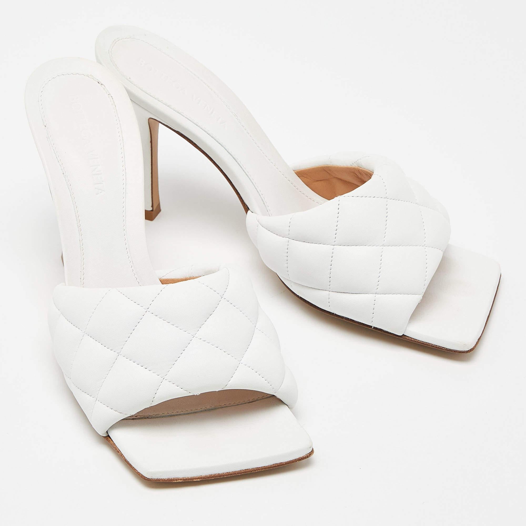 Bottega Veneta White Quilted Leather Lido Slide Sandals Size 38 In Good Condition In Dubai, Al Qouz 2