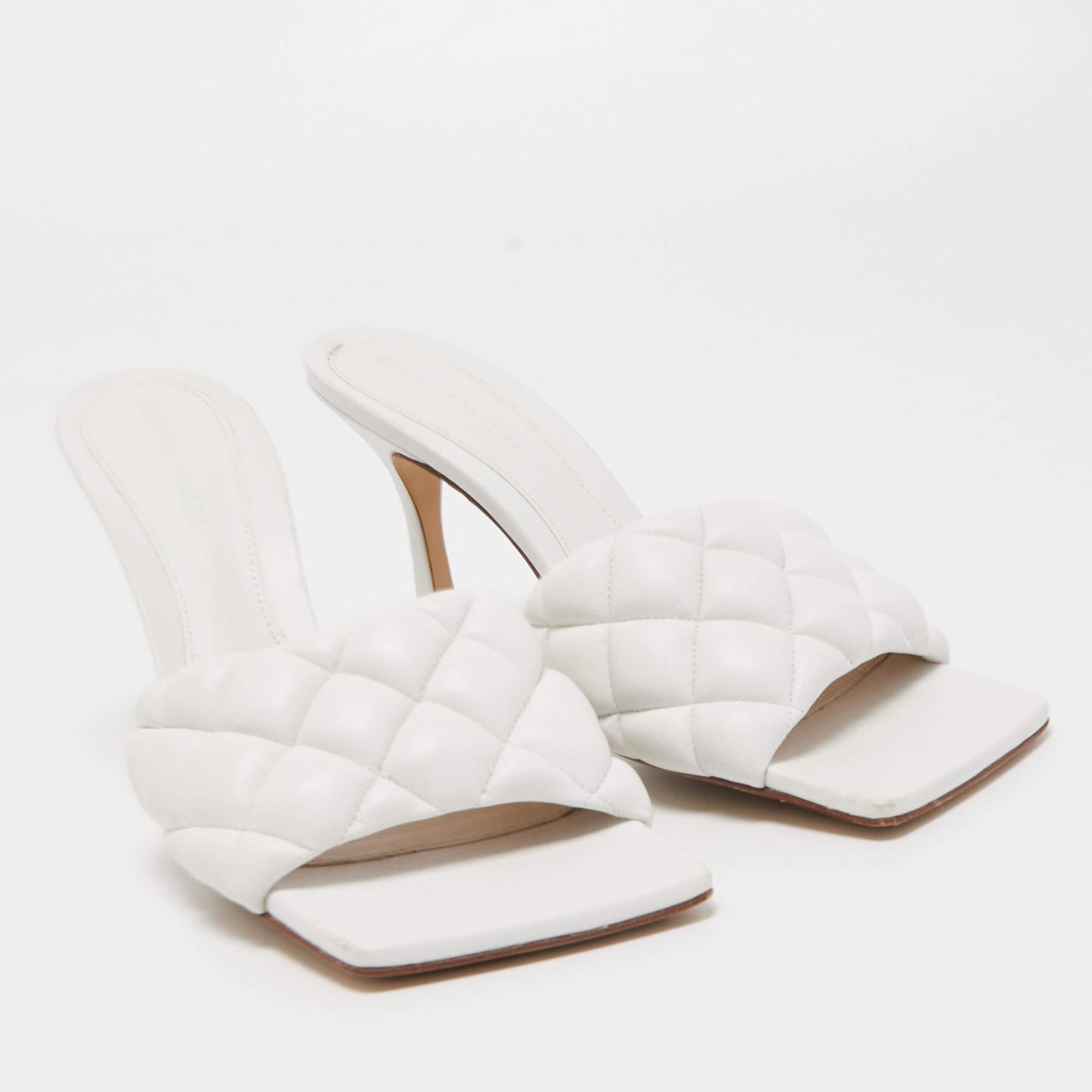 Bottega Veneta White Quilted Leather Lido Slide Sandals Size 38.5 In Good Condition In Dubai, Al Qouz 2