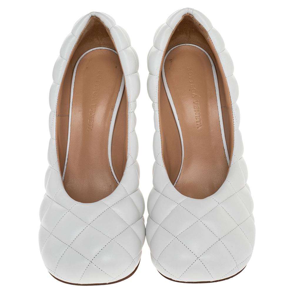 Bottega Veneta's list of trend-setting designs is only growing and we can guess why! From the Lido sandals to the Pouch, the brand's offerings are anything but ordinary. We have here the BV Padded Bloc pumps, made from white leather. The square-toe