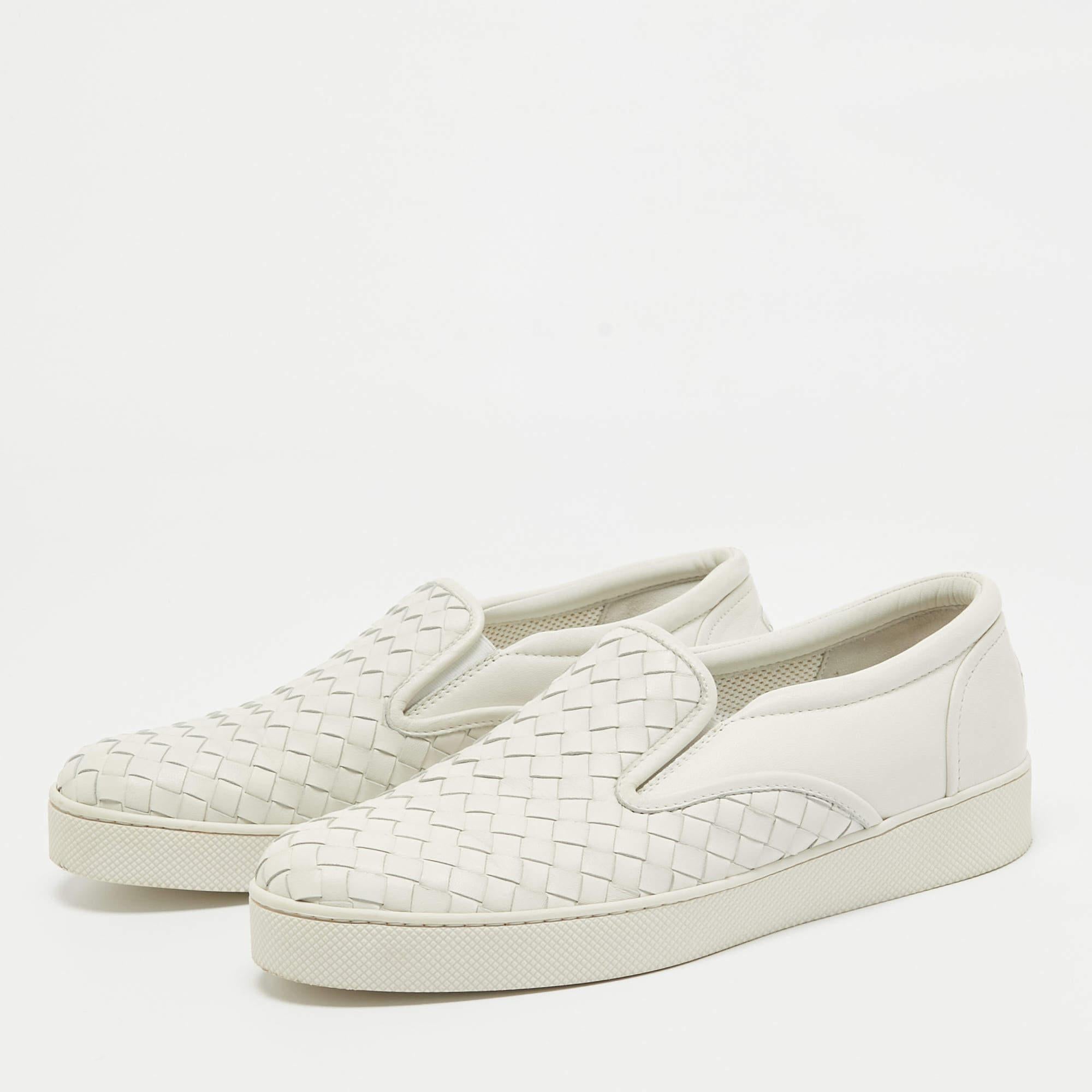 Elevate your footwear game with these Bottega Veneta sneakers. Combining high end aesthetics and unmatched comfort these sneakers are a symbol of modern luxury and impeccable taste.