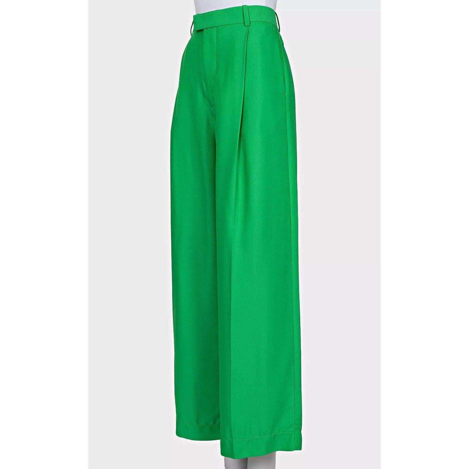 Eleva il tuo guardaroba con questi pantaloni a gamba larga di Bottega Veneta! Realizzati in un lussuoso misto viscosa-seta verde, questi pantaloni offrono una silhouette sofisticata e senza sforzo. 

I pantaloni presentano una chiusura con cerniera,