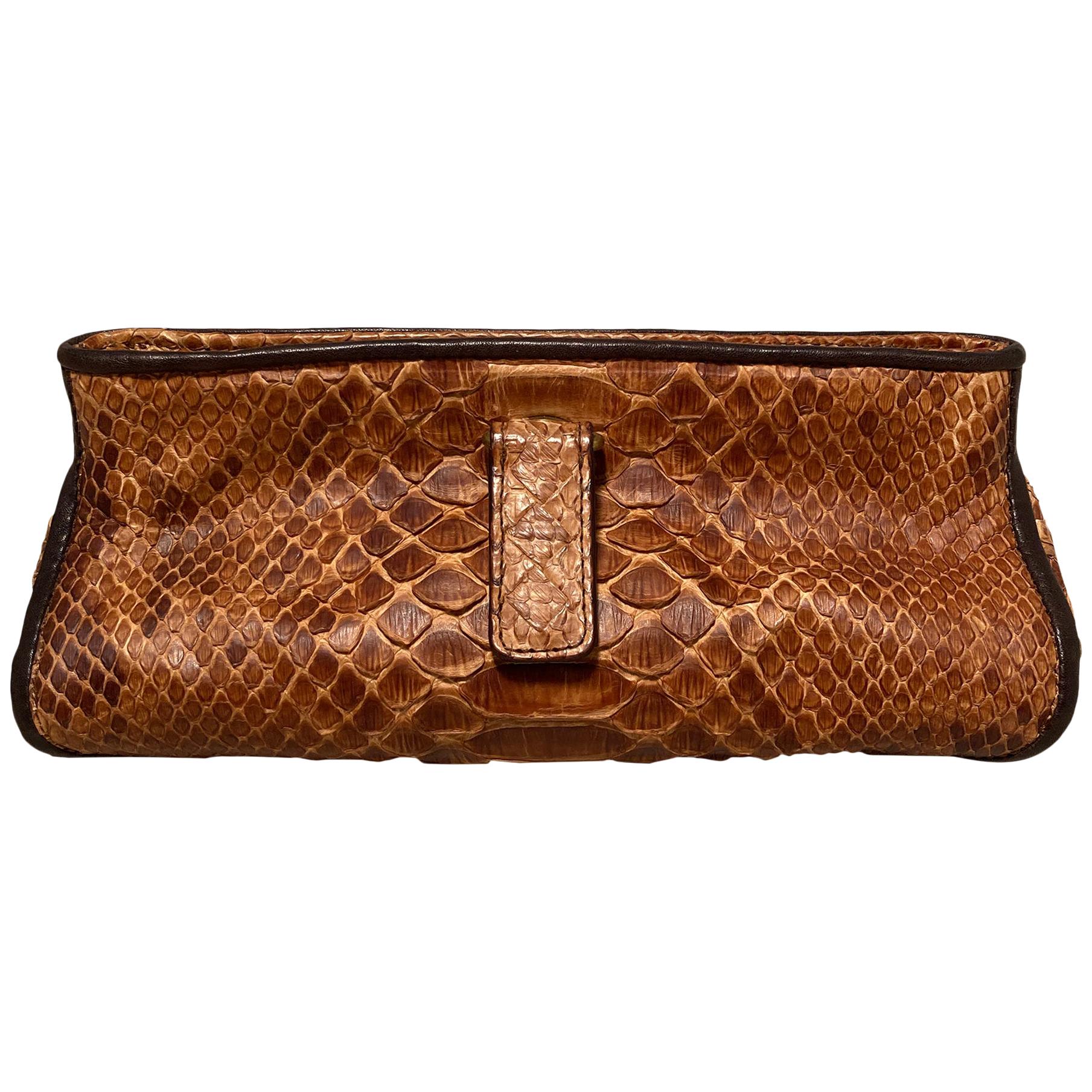 Bottega Veneta Damen-Clutch aus hellbraunem Schlangenleder mit blauem Wildlederfutter
