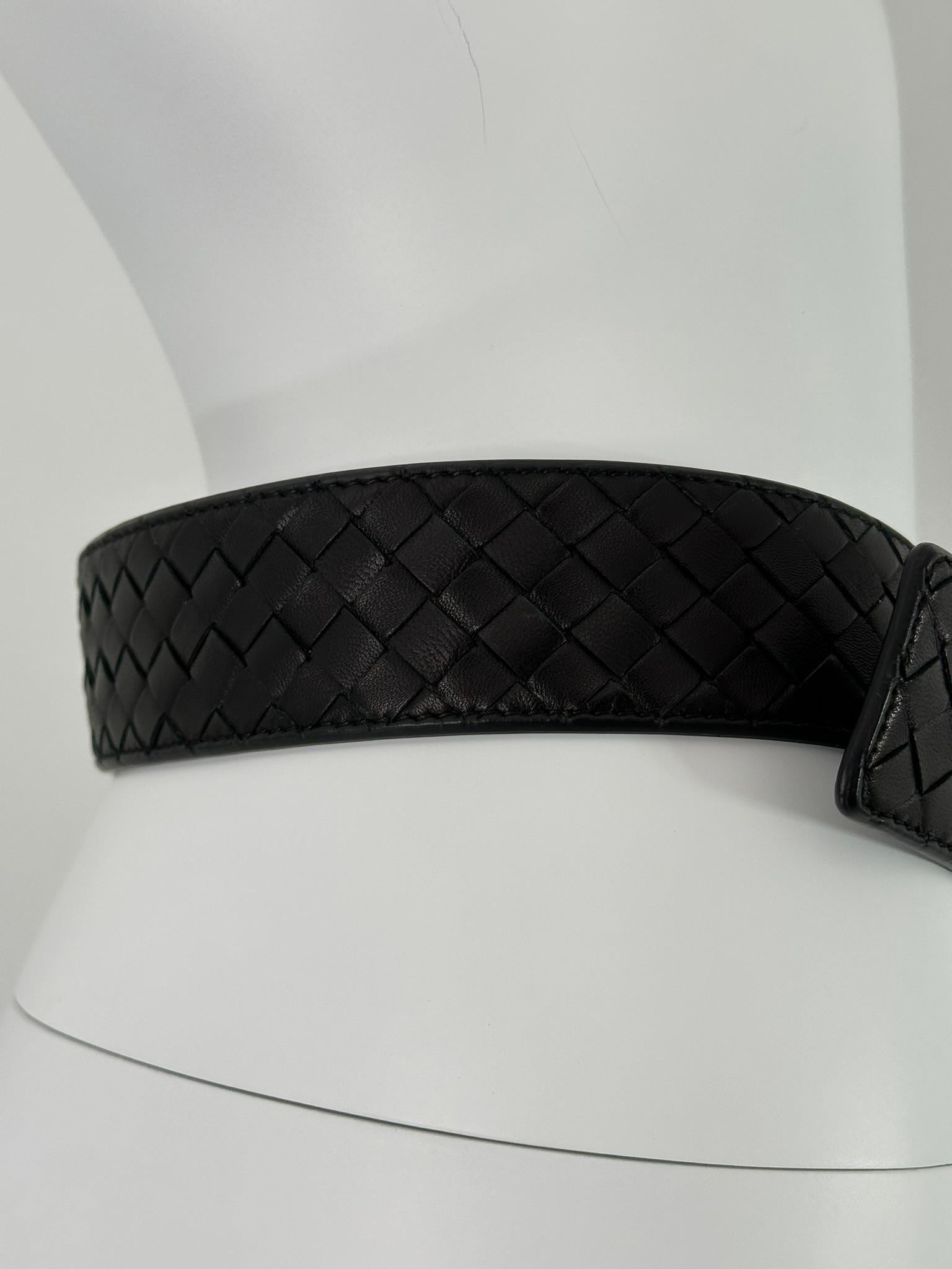 Bottega Veneta Cintura in pelle nera opaca intrecciata con fibbia a cerchio argentata 80/32 in vendita 5