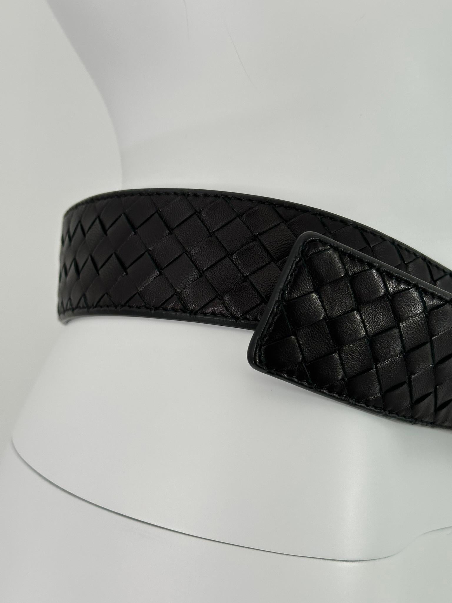Bottega Veneta Cintura in pelle nera opaca intrecciata con fibbia a cerchio argentata 80/32 in vendita 6