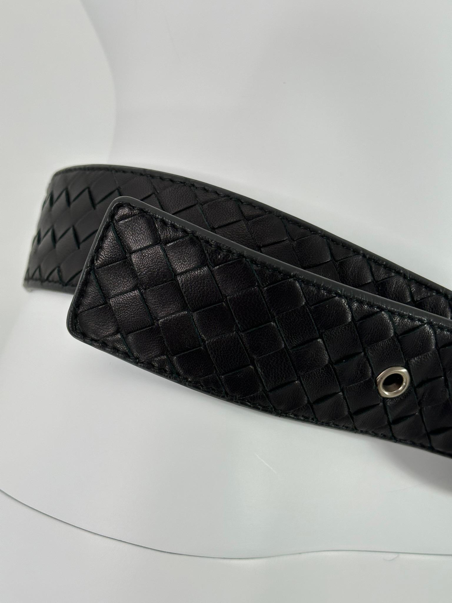 Bottega Veneta Cintura in pelle nera opaca intrecciata con fibbia a cerchio argentata 80/32 in vendita 7