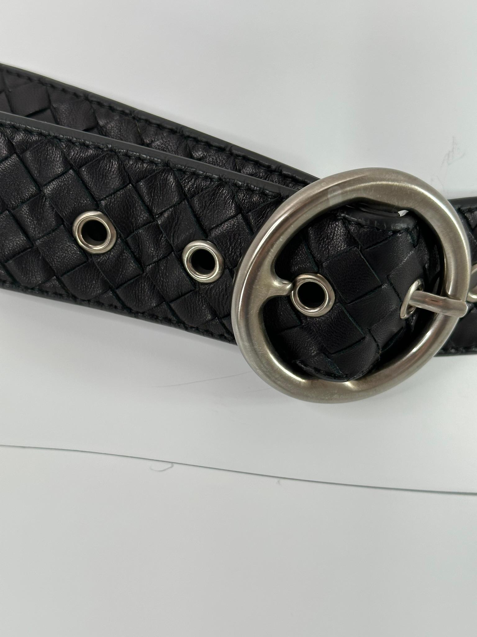 Bottega Veneta Cintura in pelle nera opaca intrecciata con fibbia a cerchio argentata 80/32 in vendita 8