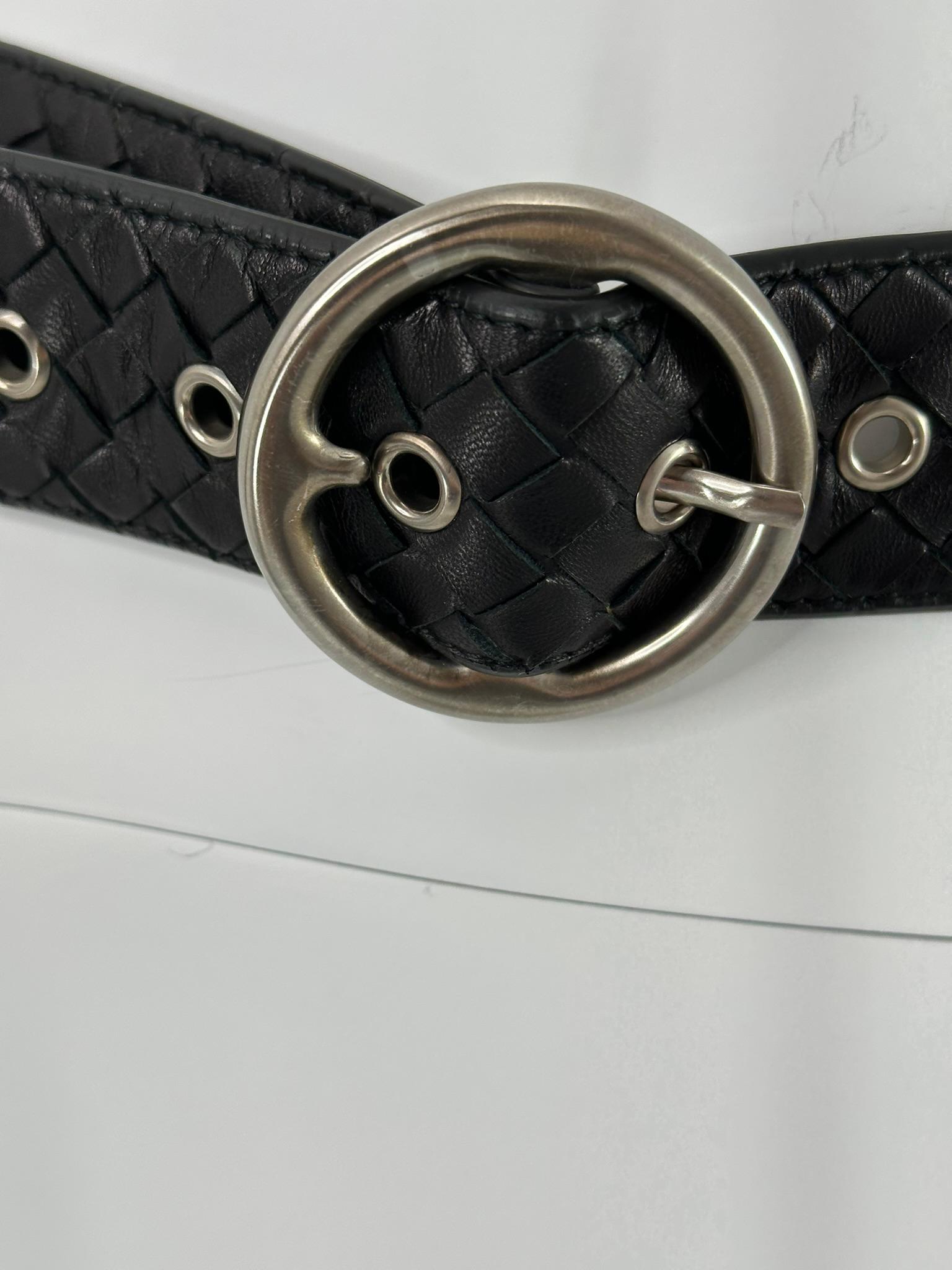 Bottega Veneta Cintura in pelle nera opaca intrecciata con fibbia a cerchio argentata 80/32 in vendita 9