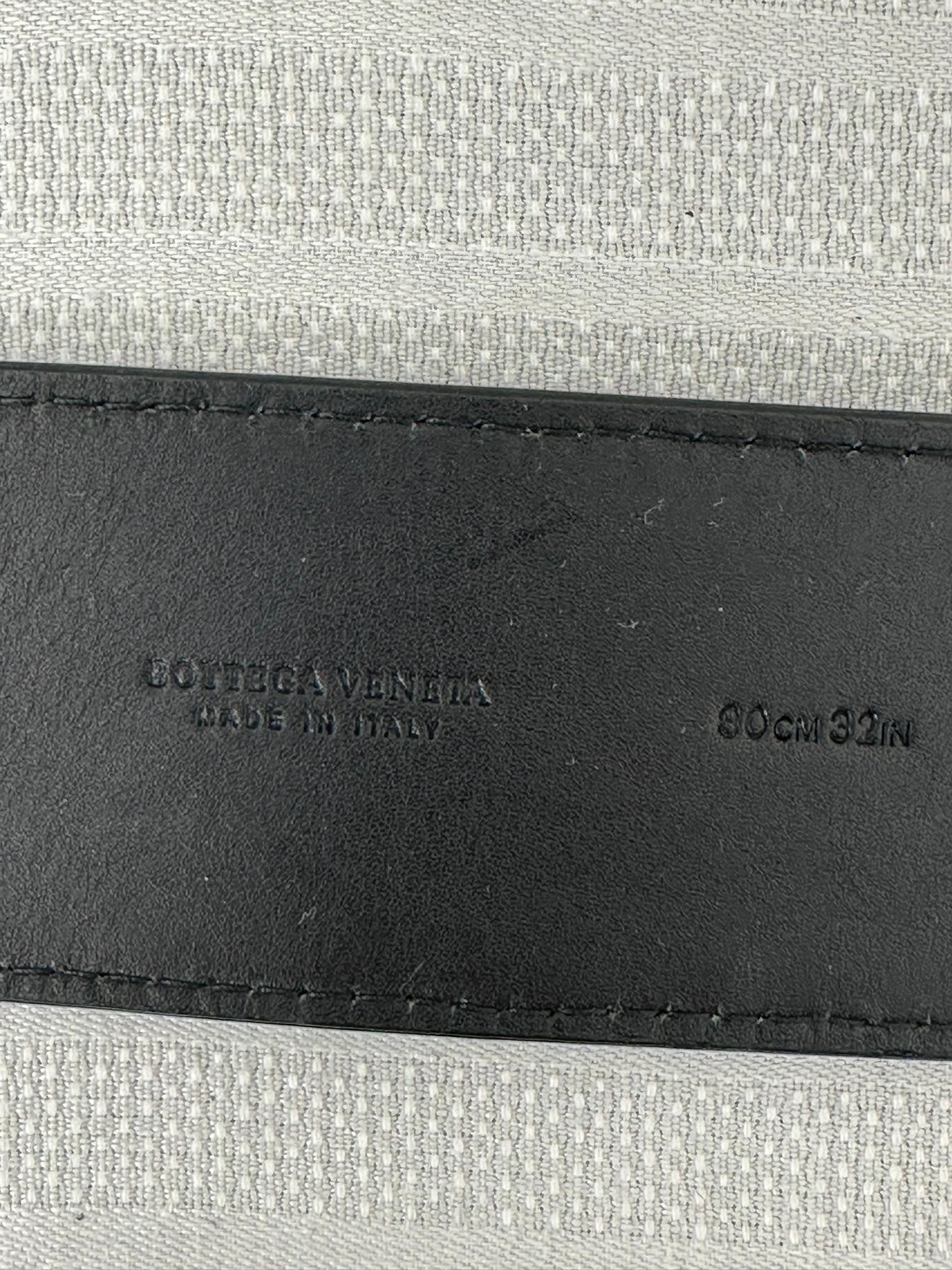Bottega Veneta Cintura in pelle nera opaca intrecciata con fibbia a cerchio argentata 80/32 in vendita 10