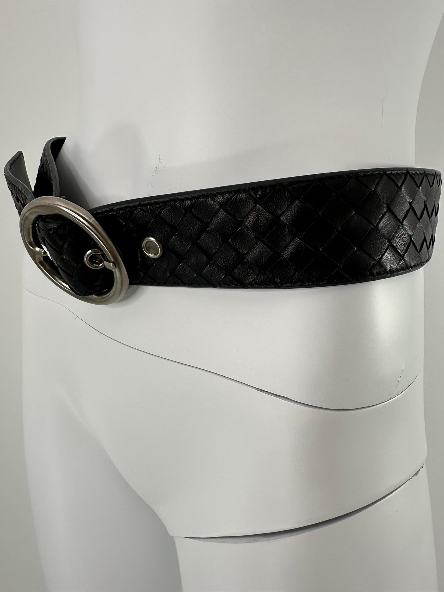 Cintura Bottega Veneta in pelle nera intrecciata e opaca con fibbia a cerchio in metallo argentato, marcata 80/32. La splendida cintura sembra a malapena, se non mai, indossata.  1 3/4