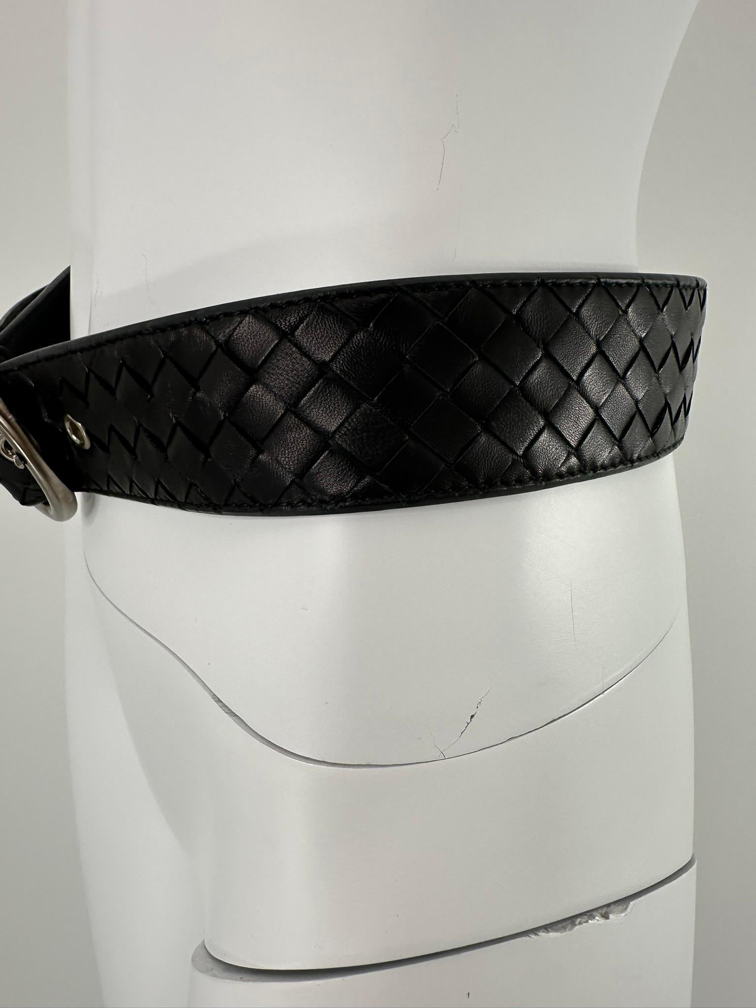 Nero Bottega Veneta Cintura in pelle nera opaca intrecciata con fibbia a cerchio argentata 80/32 in vendita