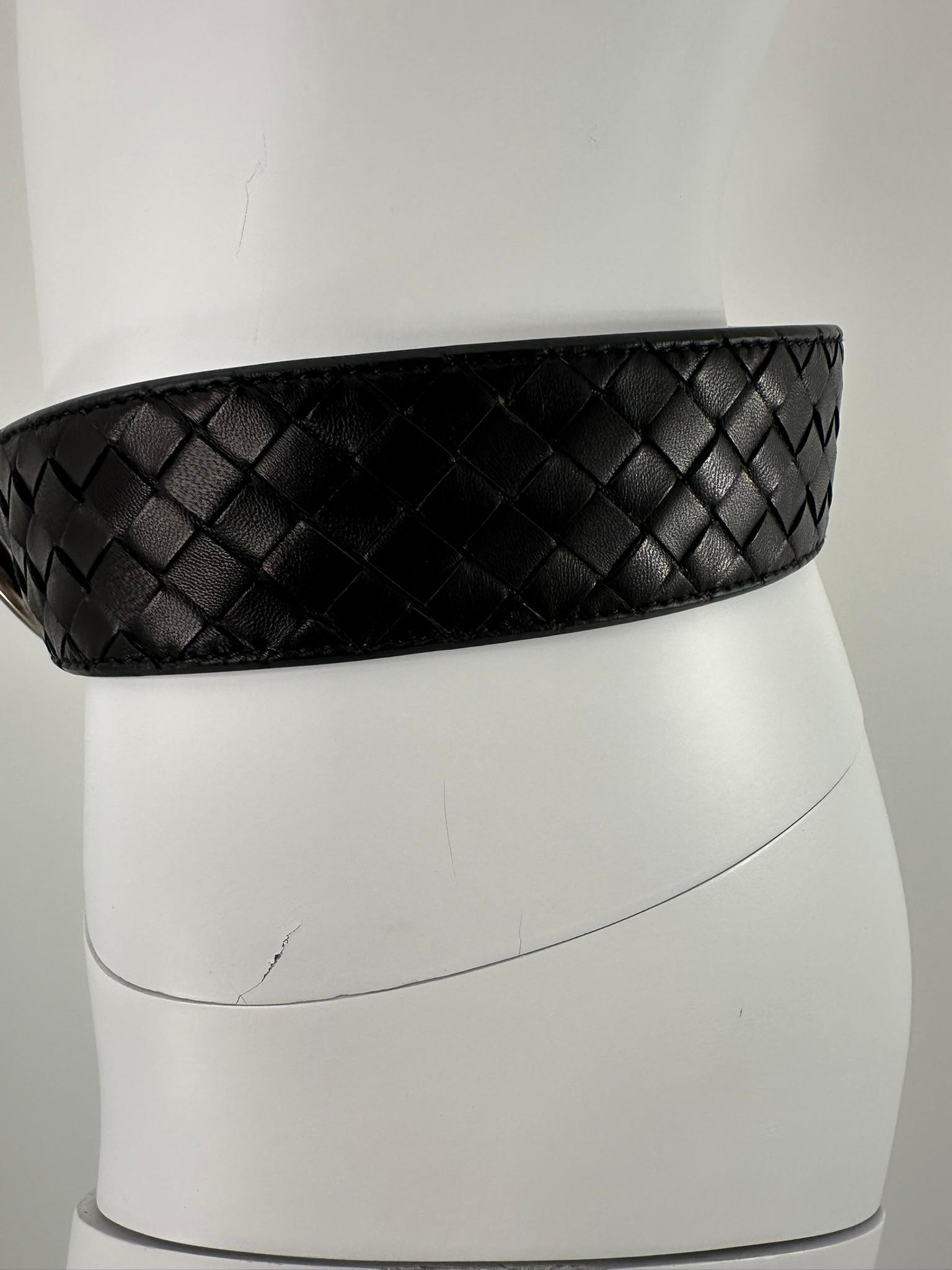 Donna Bottega Veneta Cintura in pelle nera opaca intrecciata con fibbia a cerchio argentata 80/32 in vendita