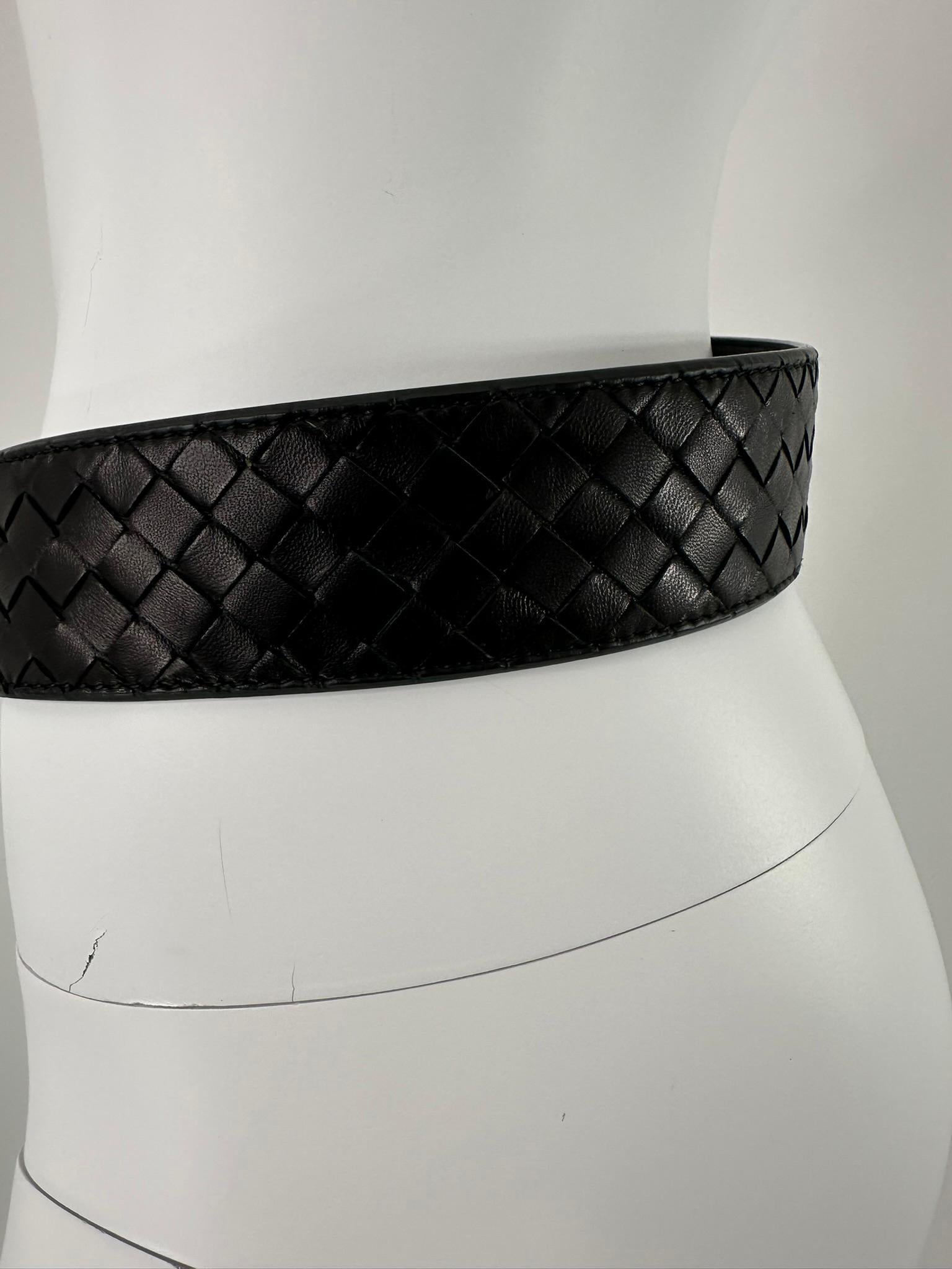 Bottega Veneta Cintura in pelle nera opaca intrecciata con fibbia a cerchio argentata 80/32 in vendita 1