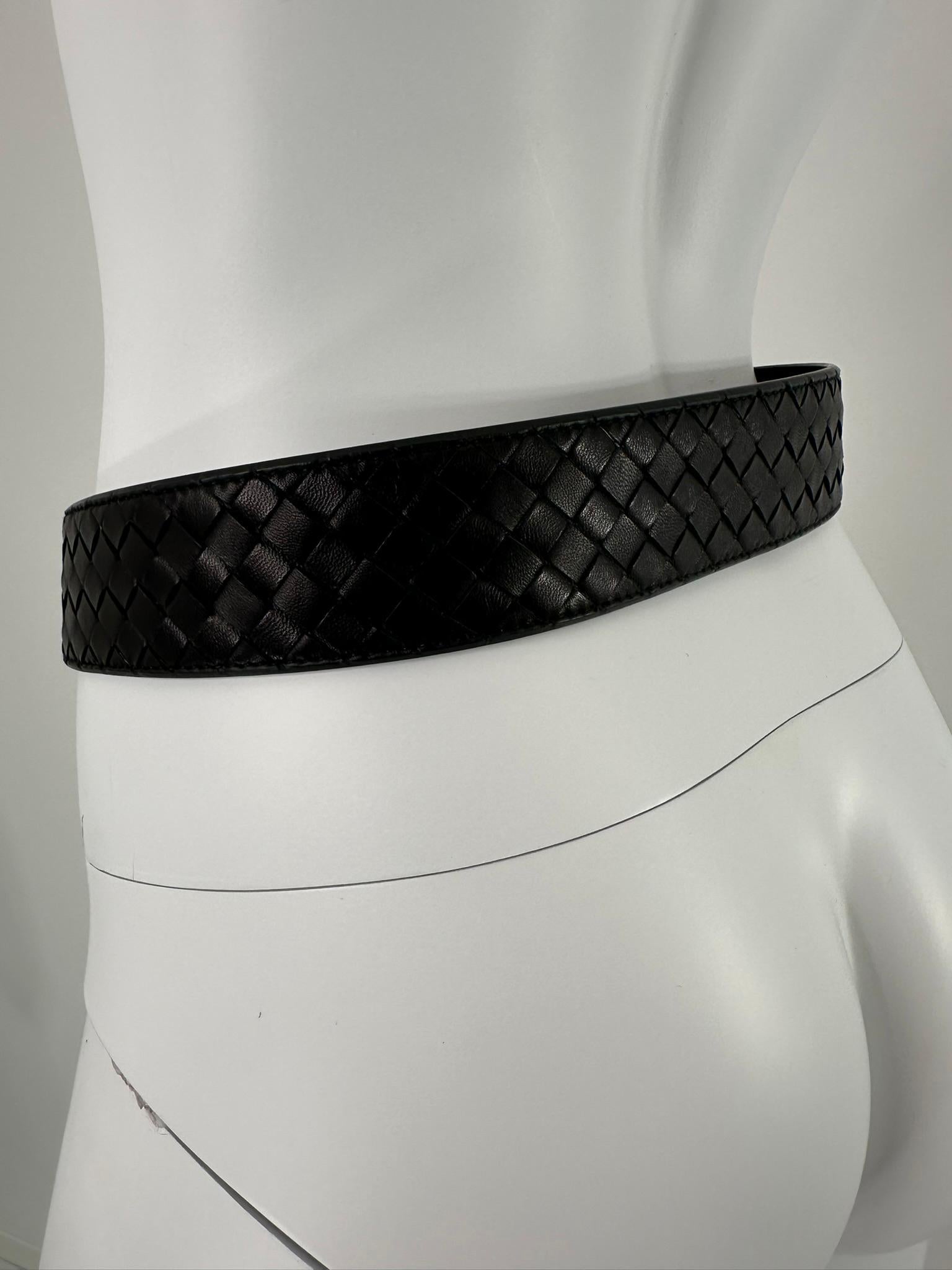 Bottega Veneta Cintura in pelle nera opaca intrecciata con fibbia a cerchio argentata 80/32 in vendita 2