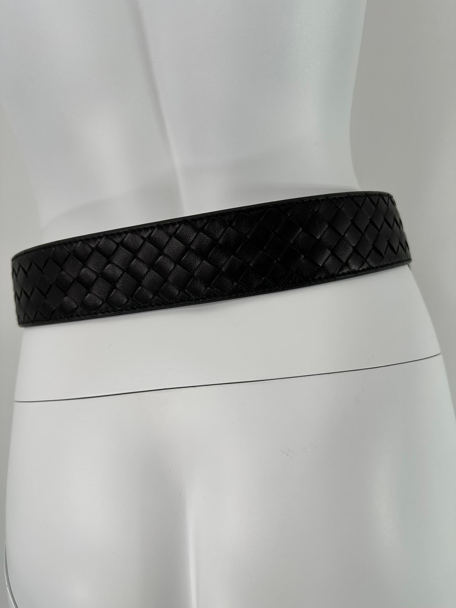 Bottega Veneta Cintura in pelle nera opaca intrecciata con fibbia a cerchio argentata 80/32 in vendita 3