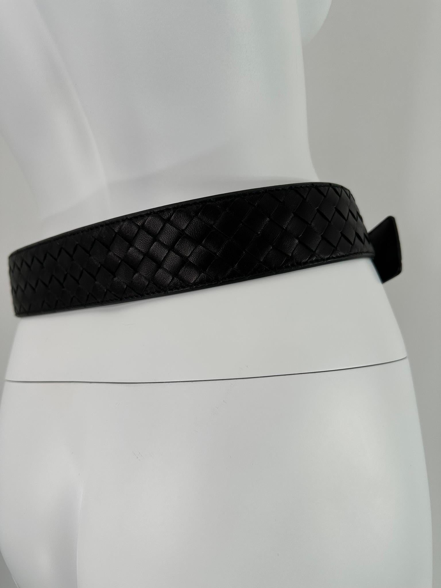 Bottega Veneta Cintura in pelle nera opaca intrecciata con fibbia a cerchio argentata 80/32 in vendita 4