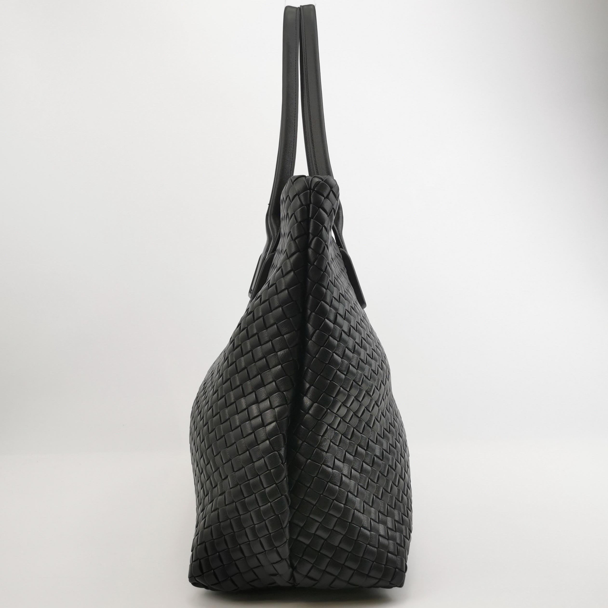 Bottega Veneta XXL Snap Tote Cuir Intrecciato Noir Avec Pochette en vente 6