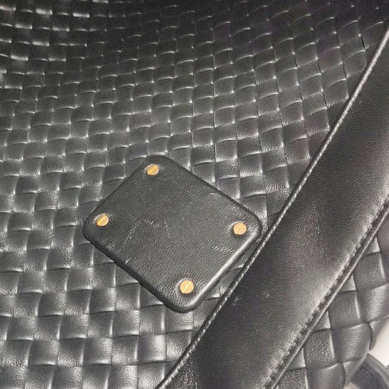 Bottega Veneta XXL Snap Tote Cuir Intrecciato Noir Avec Pochette en vente 7