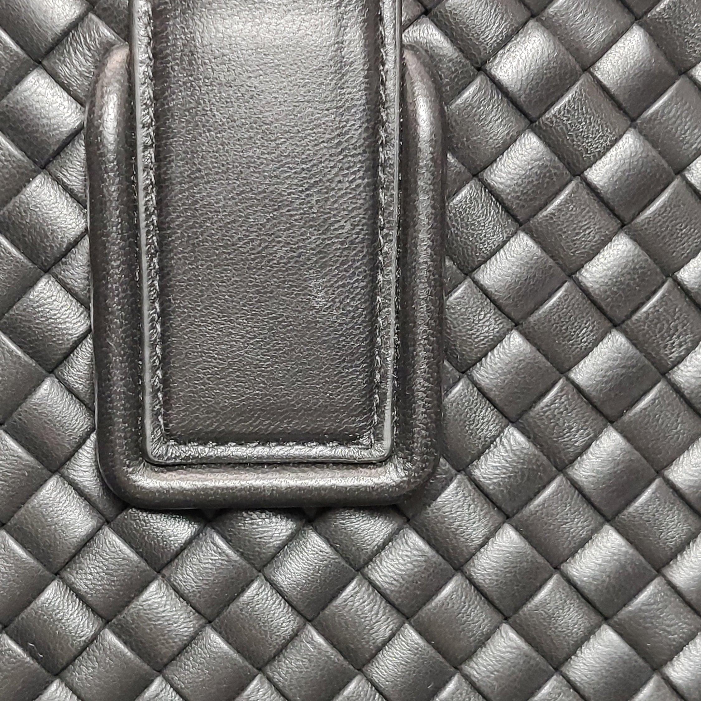 Bottega Veneta XXL Snap Tote Cuir Intrecciato Noir Avec Pochette en vente 9