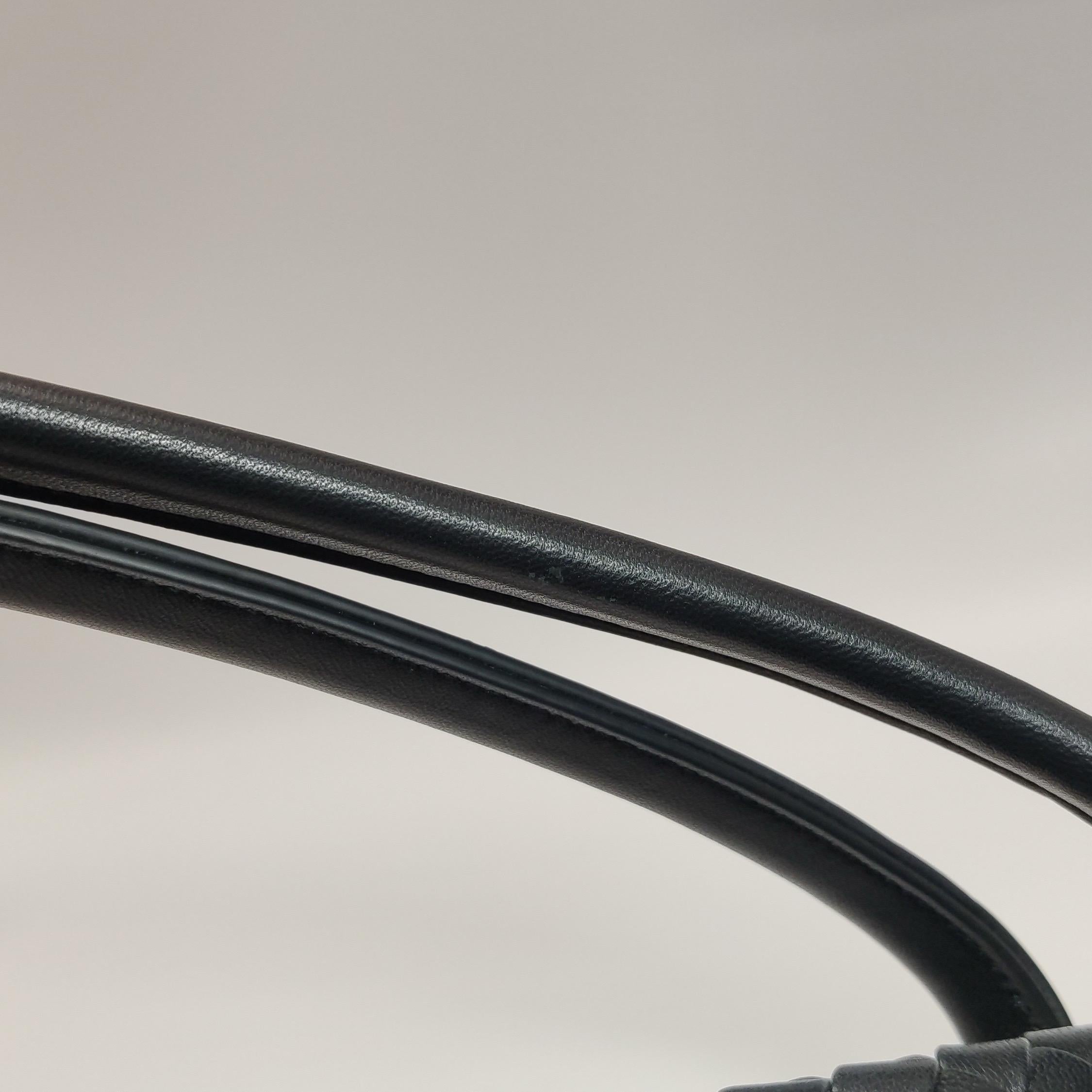 Bottega Veneta XXL Snap Tote Cuir Intrecciato Noir Avec Pochette en vente 11