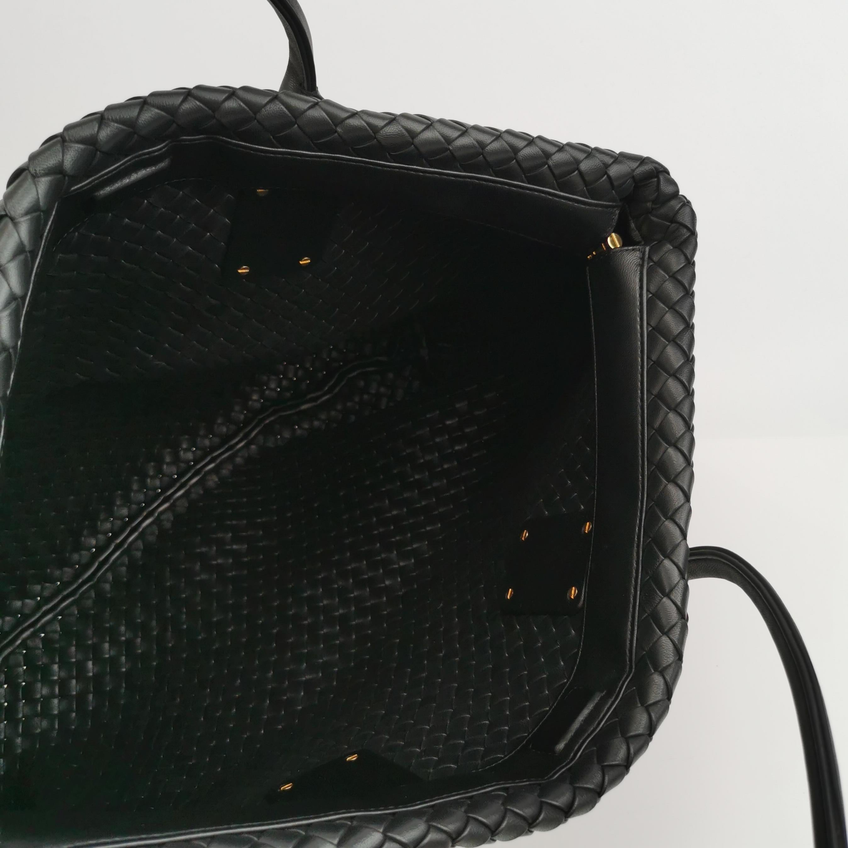 Bottega Veneta XXL Snap Tote Cuir Intrecciato Noir Avec Pochette en vente 12