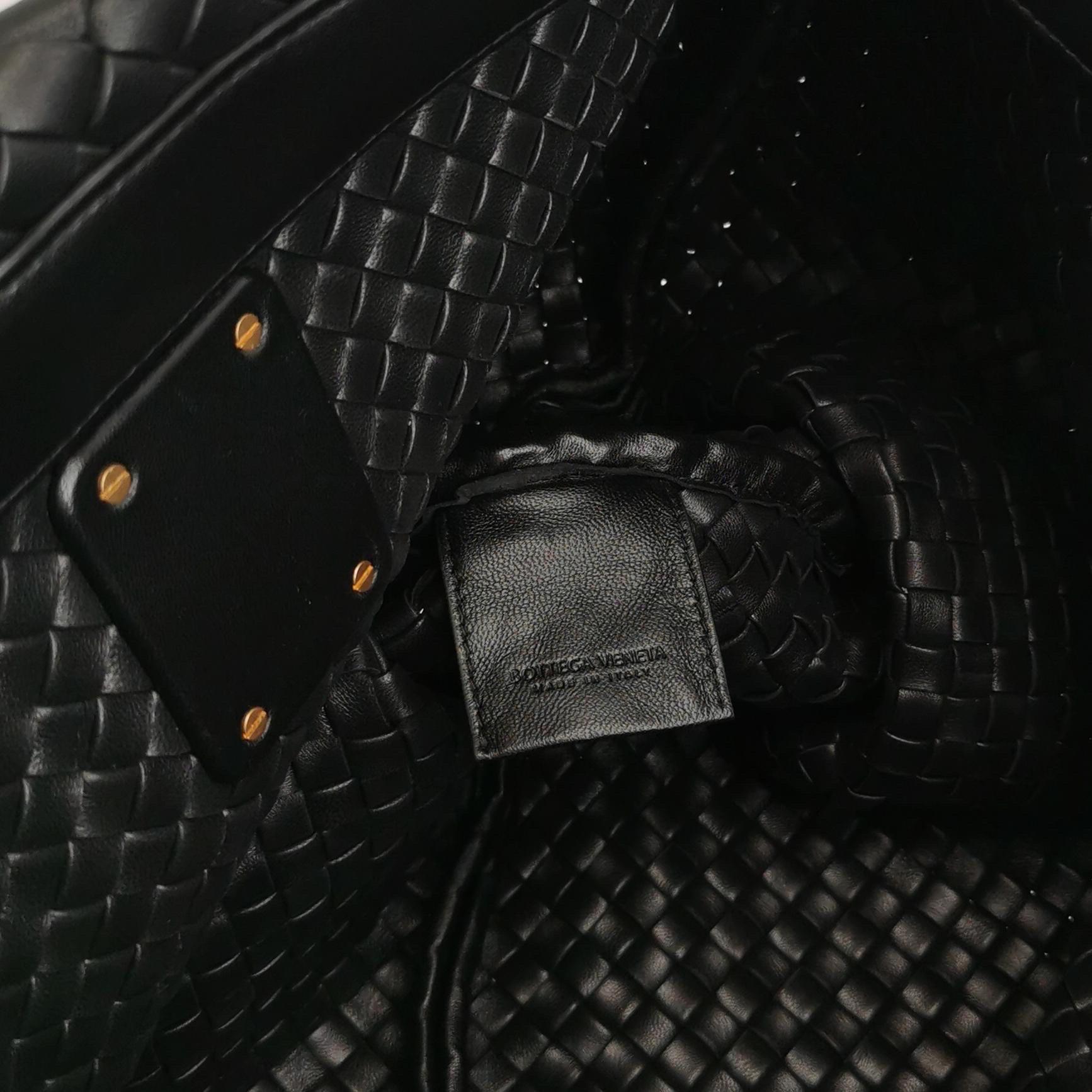 Bottega Veneta XXL Snap Tote Cuir Intrecciato Noir Avec Pochette en vente 13