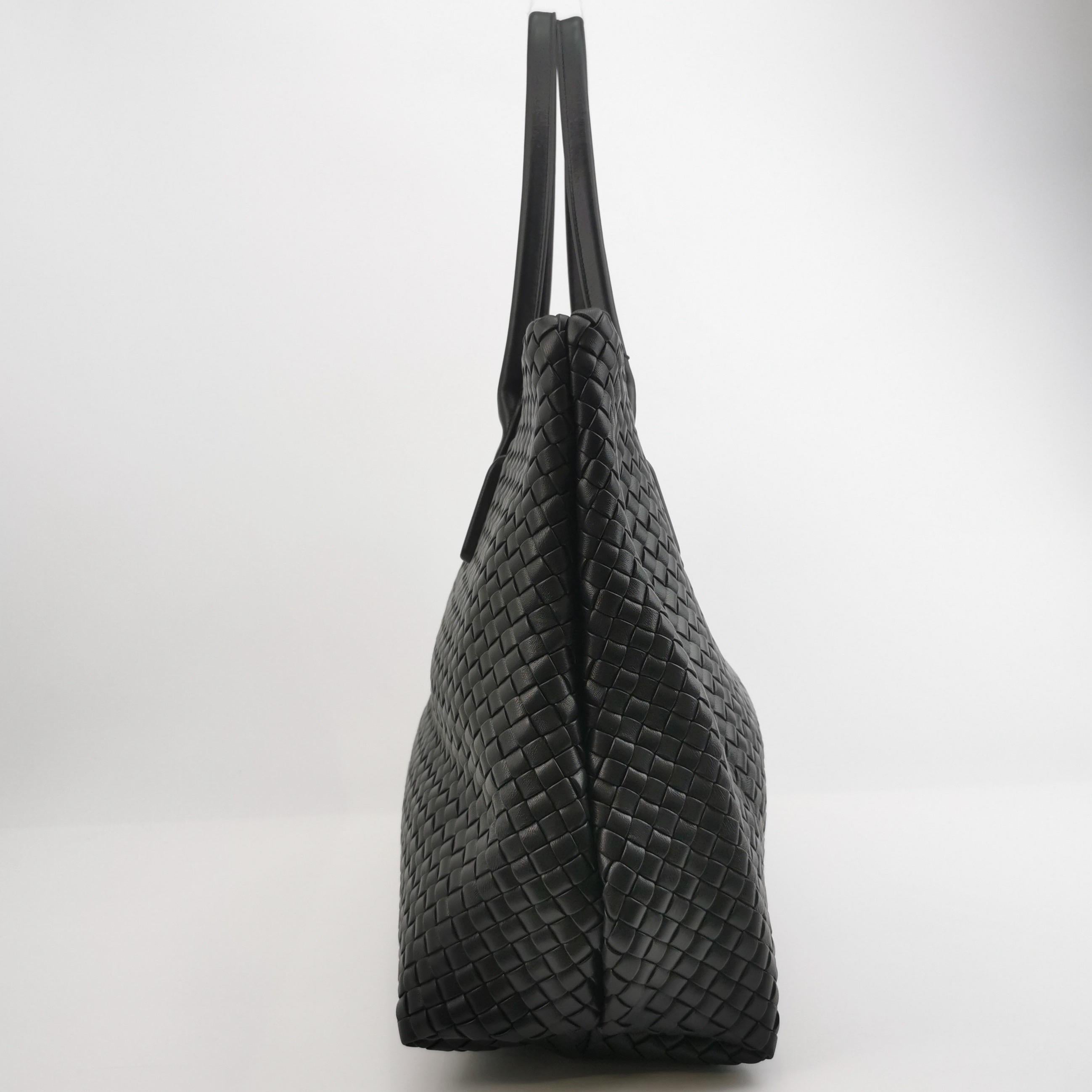 Bottega Veneta XXL Snap Tote Cuir Intrecciato Noir Avec Pochette en vente 14