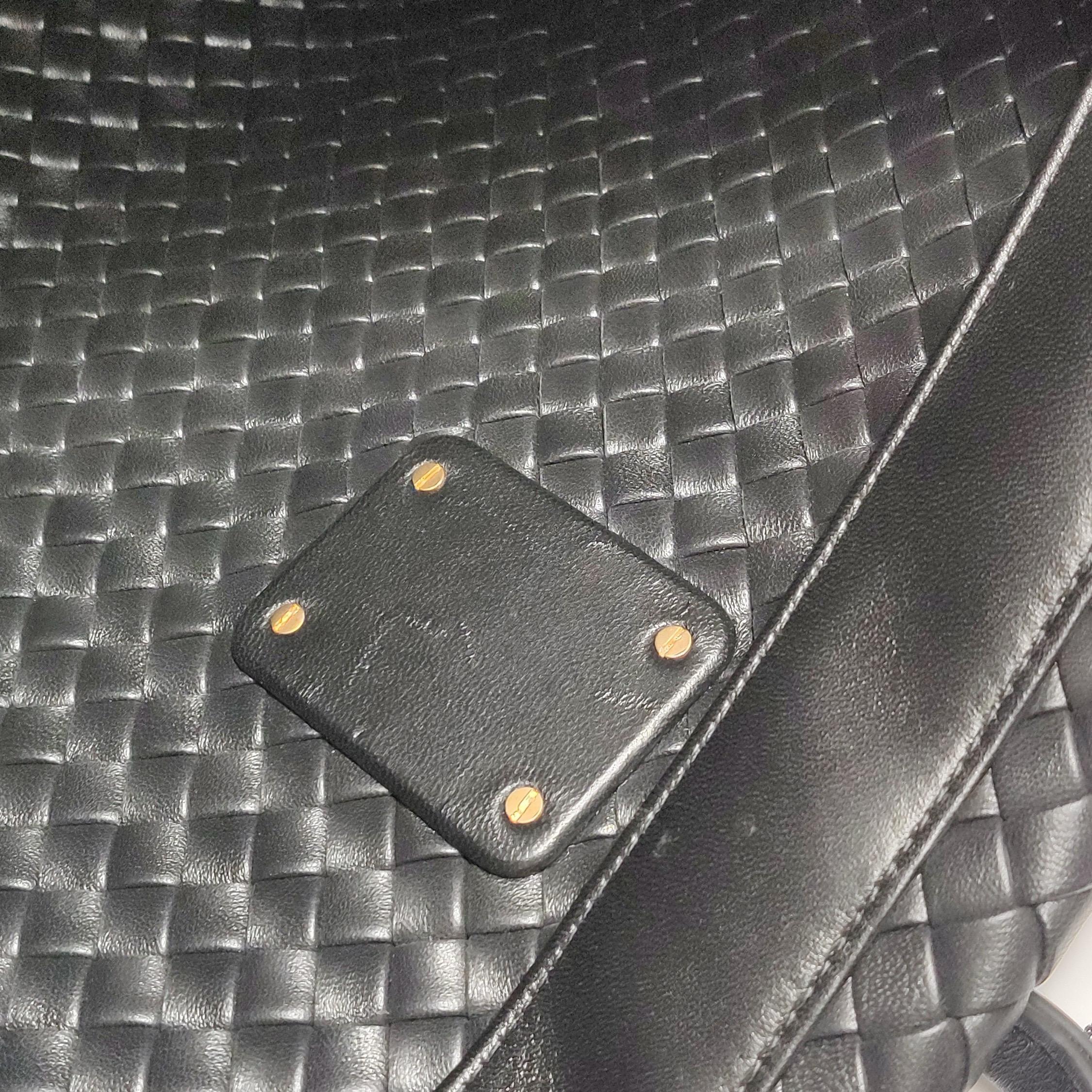 Bottega Veneta XXL Snap Tote Cuir Intrecciato Noir Avec Pochette en vente 16