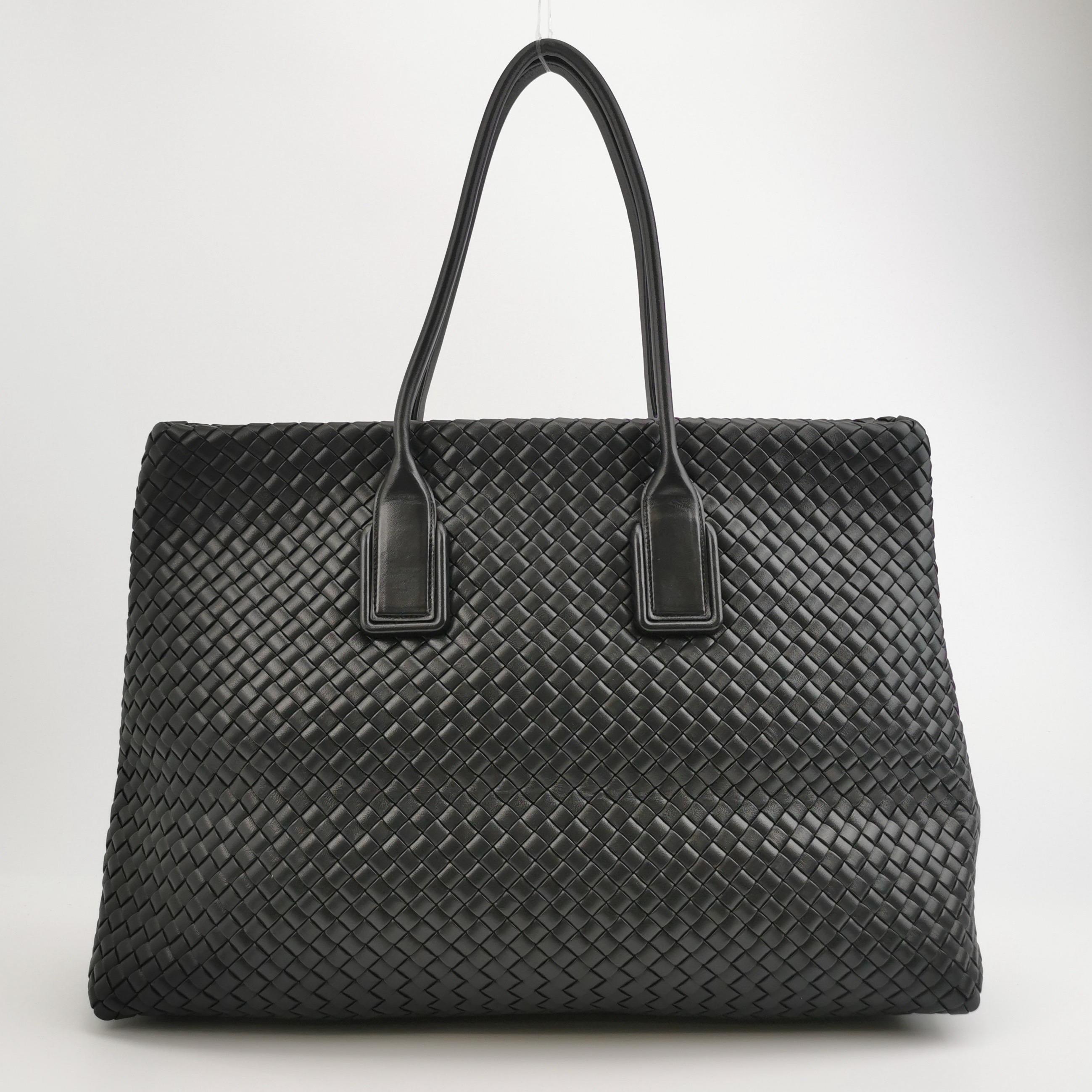 Bottega Veneta XXL Snap Tote Cuir Intrecciato Noir Avec Pochette Excellent état - En vente à AUBERVILLIERS, FR