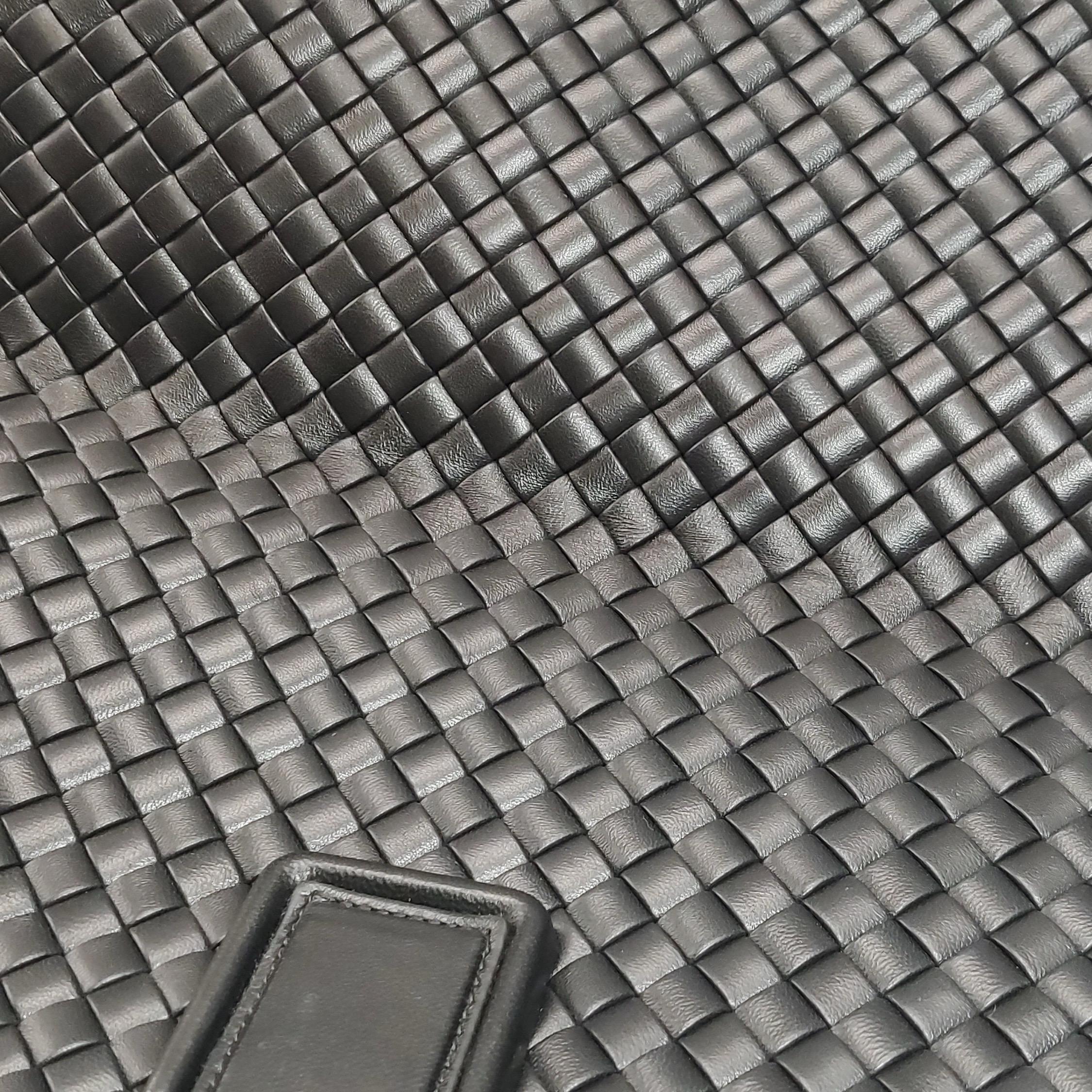 Bottega Veneta XXL Snap Tote Cuir Intrecciato Noir Avec Pochette en vente 2