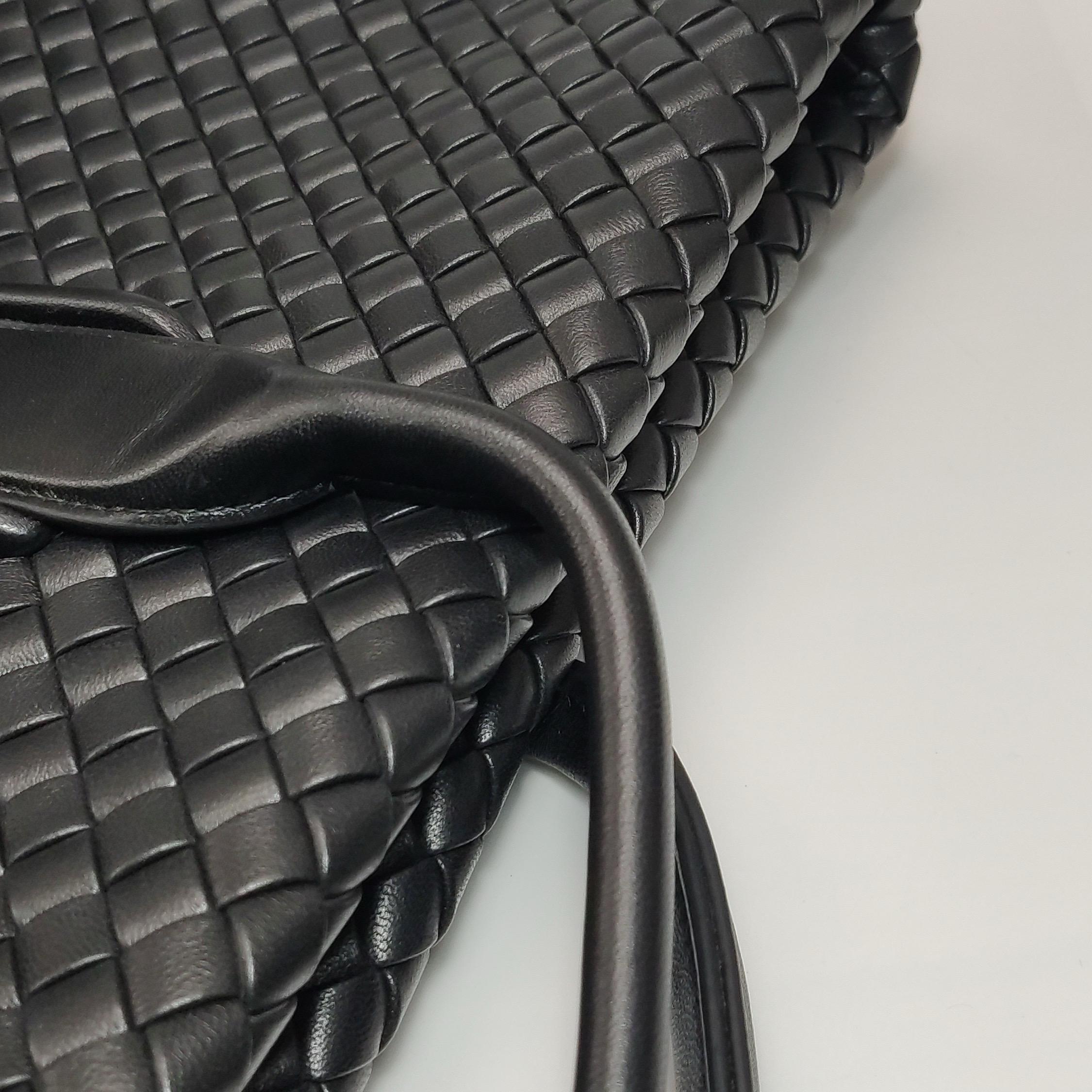 Bottega Veneta XXL Snap Tote Cuir Intrecciato Noir Avec Pochette en vente 4