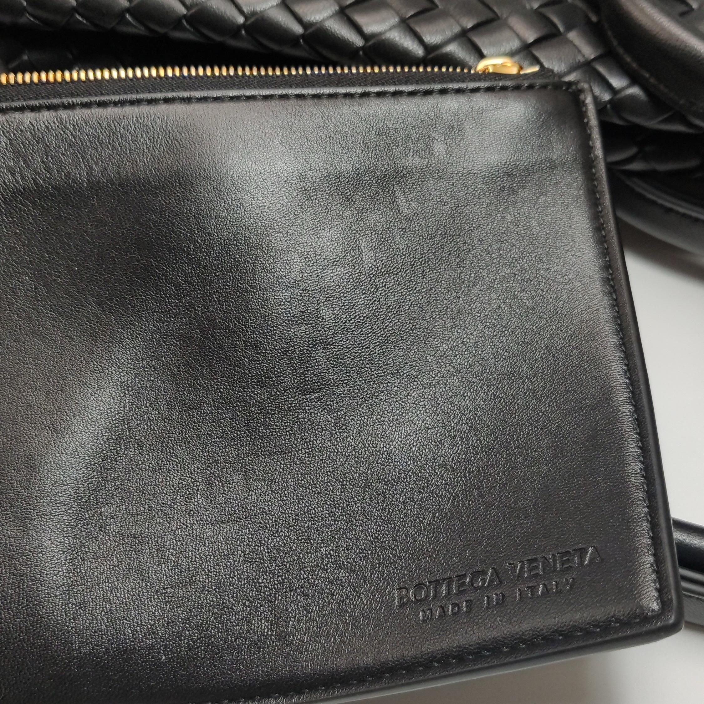 Bottega Veneta XXL Snap Tote Cuir Intrecciato Noir Avec Pochette en vente 5