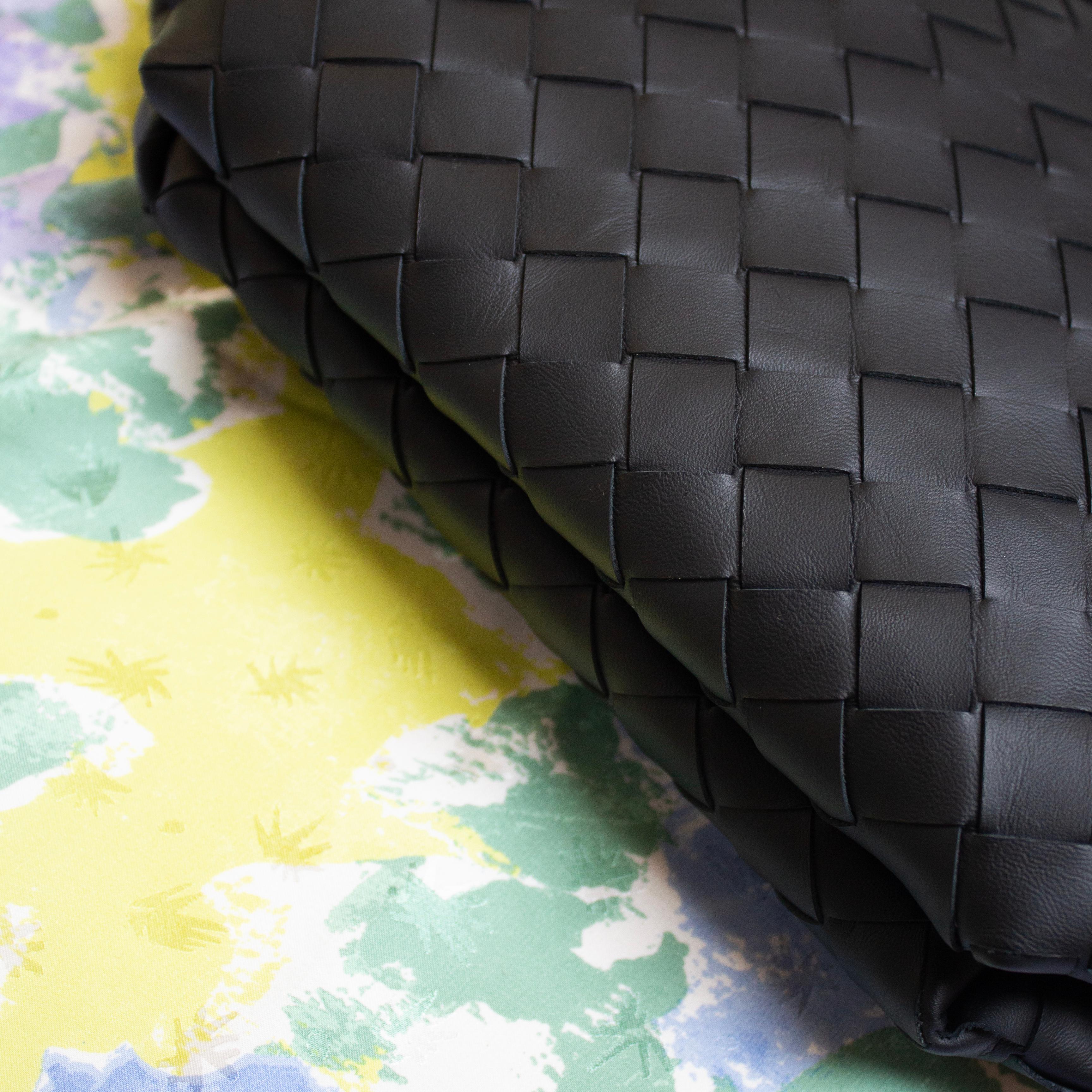 Bottega Veneta Y2K unisex black woven leather wristlet clutch bag In Excellent Condition For Sale In Milano, IT