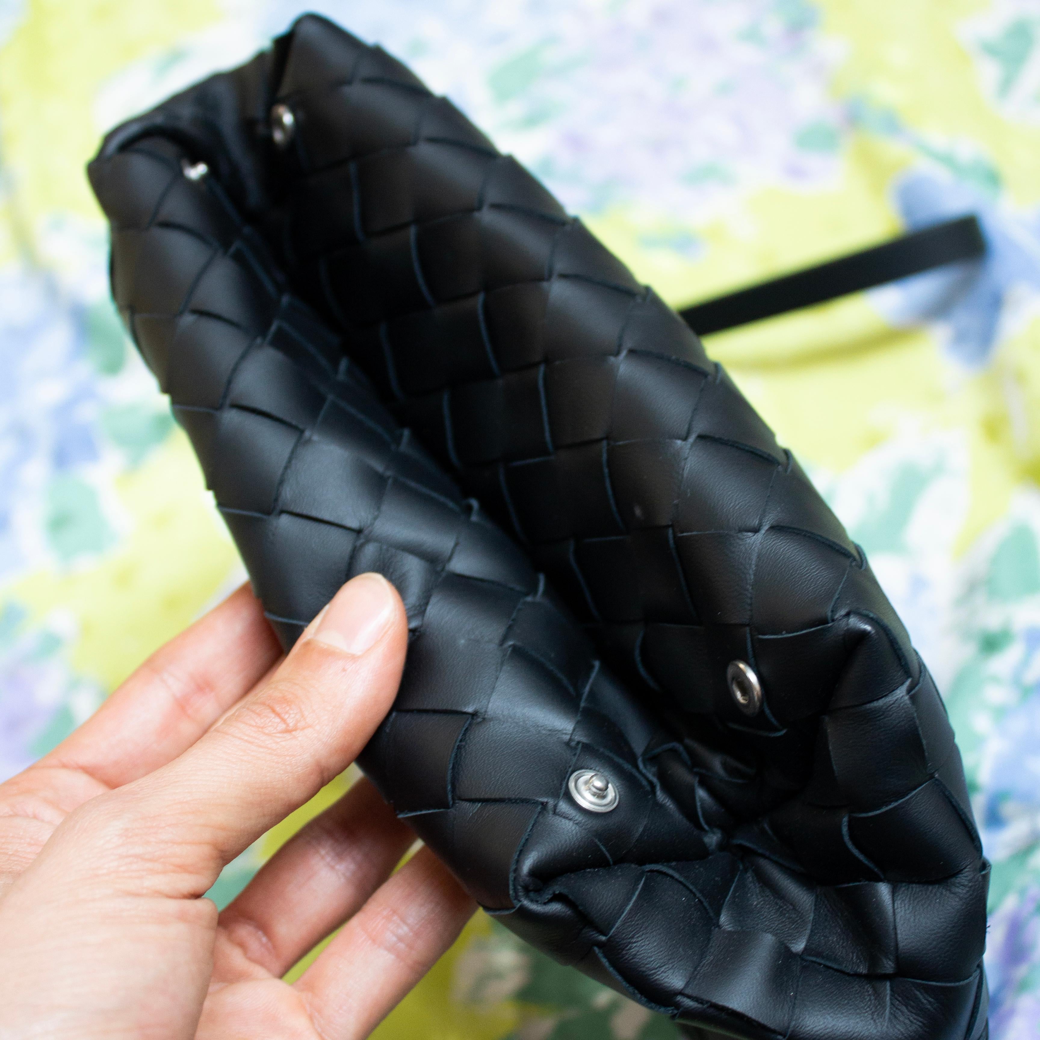 Women's or Men's Bottega Veneta Y2K unisex black woven leather wristlet clutch bag For Sale