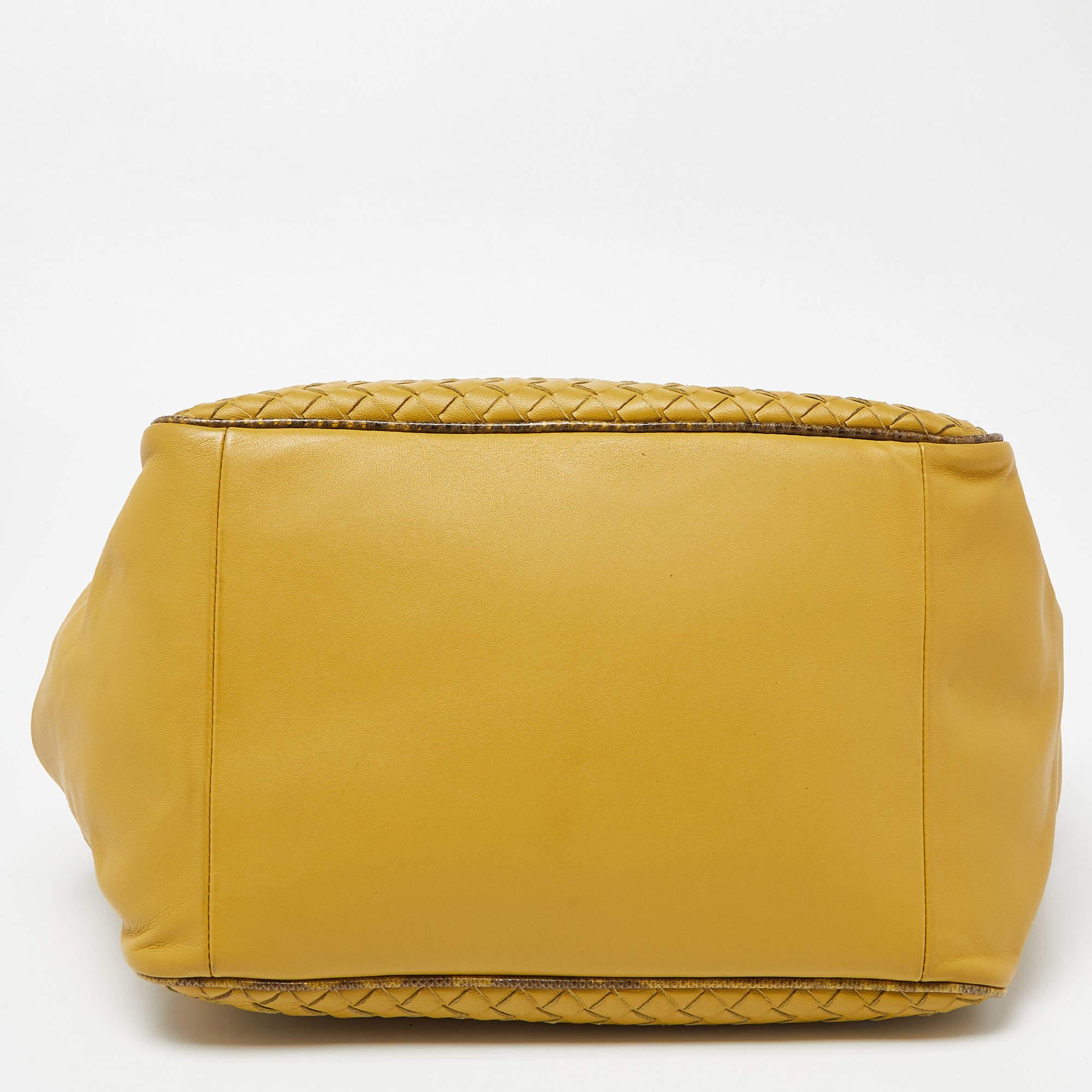 Bottega Veneta - Fourre-tout à poche frontale en cuir Intrecciato jaune/noir Pour femmes en vente